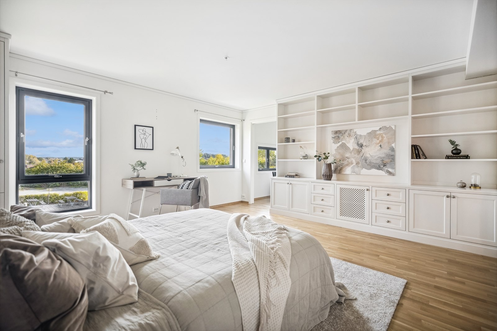 På dette soverommet er det plassbygd skap/reoler. Galleribilde