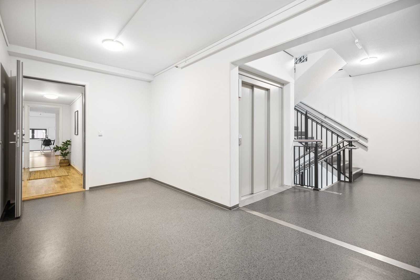 Heisadkomst fra garasjekjelleren. Galleribilde