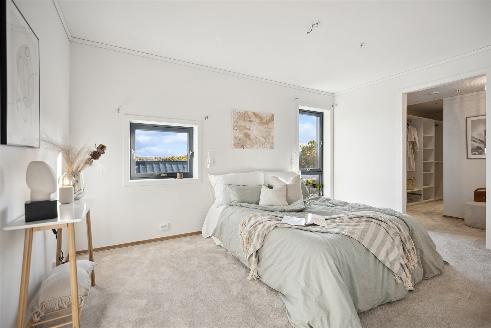 Hovedsoverommet har teppebelagt gulv, walk-in garderobe og eget bad. Galleribilde