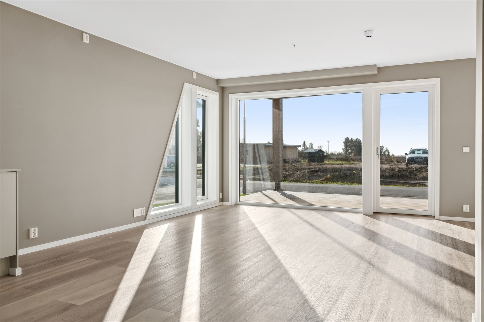 Leiligheten har lyse overflater og store vindusflater. Galleribilde