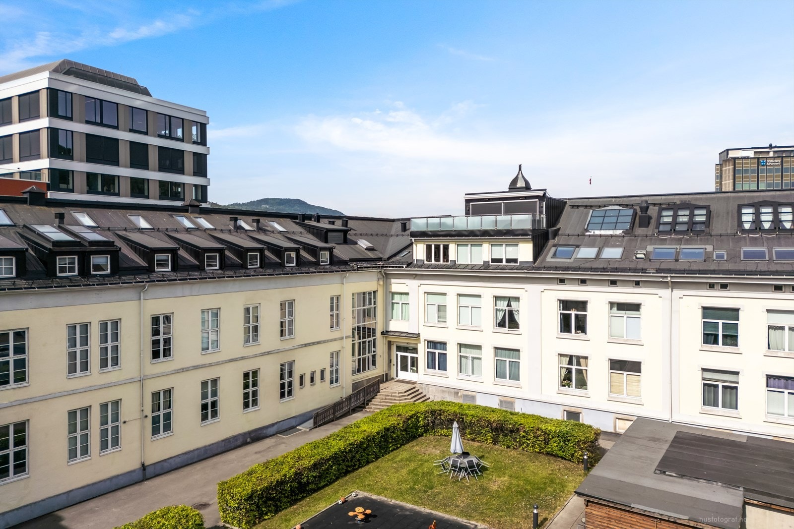 Meget attraktiv sentrumsleilighet midt på Strømsø torg. Umiddelbar nærhet til togstasjon, sentrum og kort vei til Universitetet i Sørøst-Norge. Galleribilde
