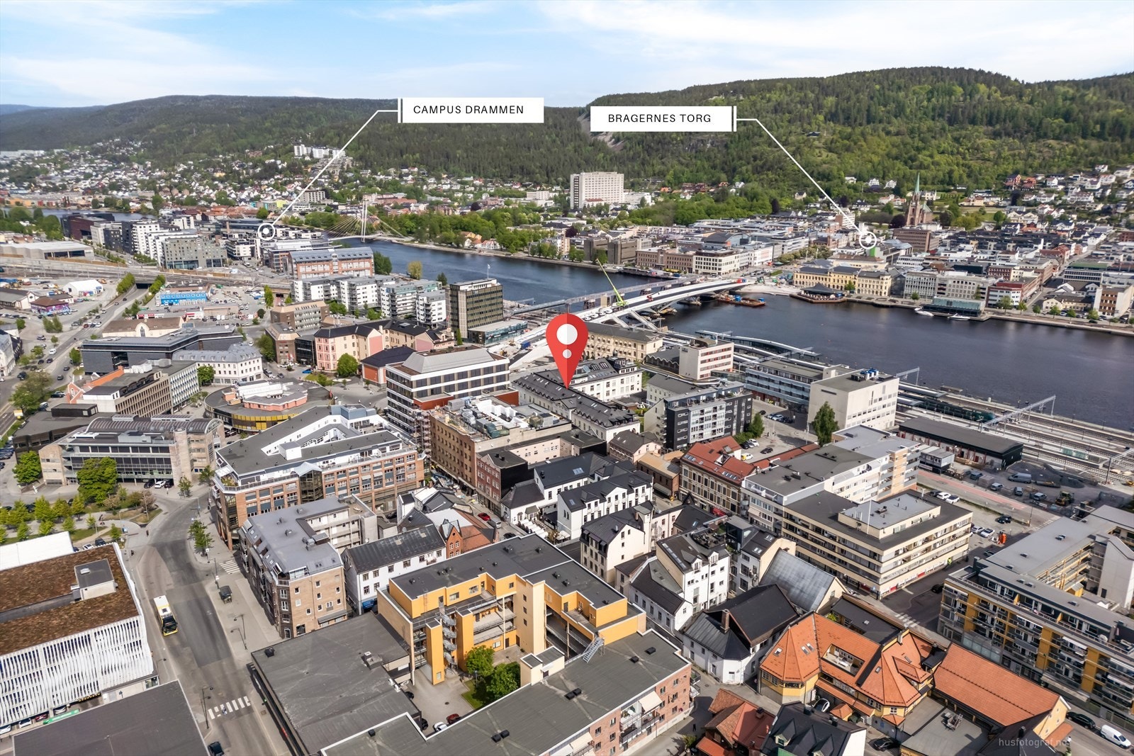 Dette er et fantastisk sted for deg som ønsker å bo svært sentralt med "nærhet til alt". Fra leiligheten har du umiddelbar nærhet til dagligvarebutikker, sportsanlegg, svømmehall, turområder, skoler, elvepromenaden, kino og uteliv. Galleribilde