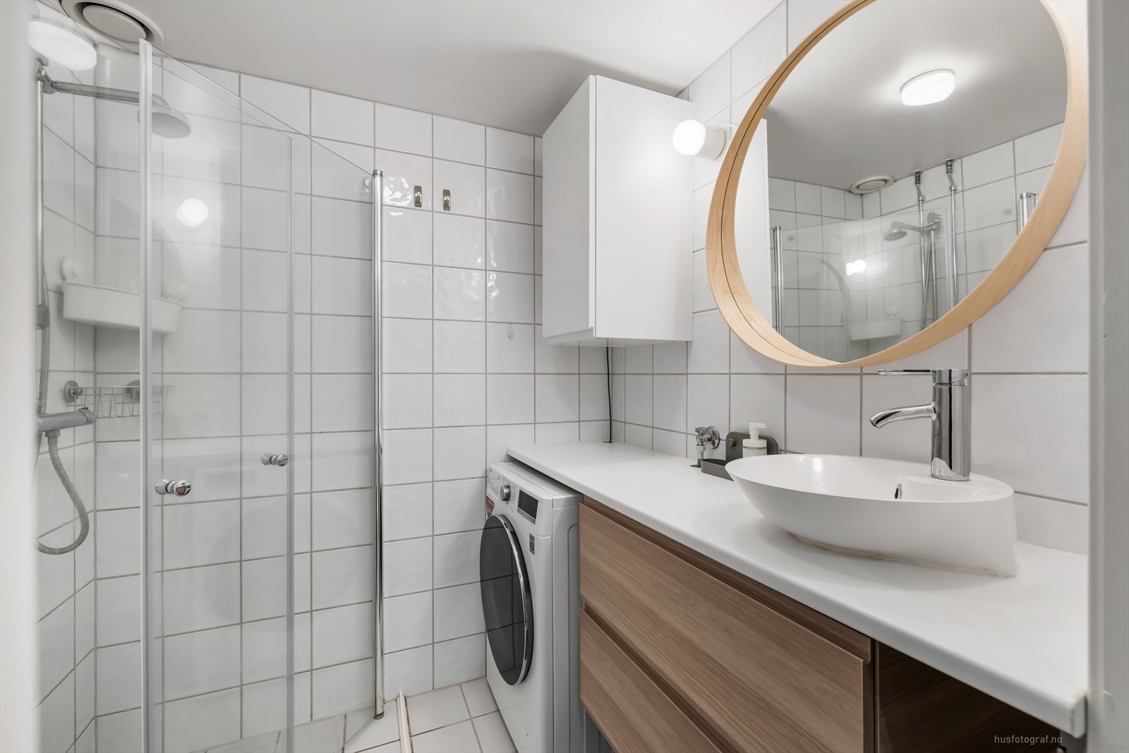 Leiligheten har et lyst og pent bad med flislagte overflater og varme i gulv. Badet har opplegg for vaskemaskin. Galleribilde