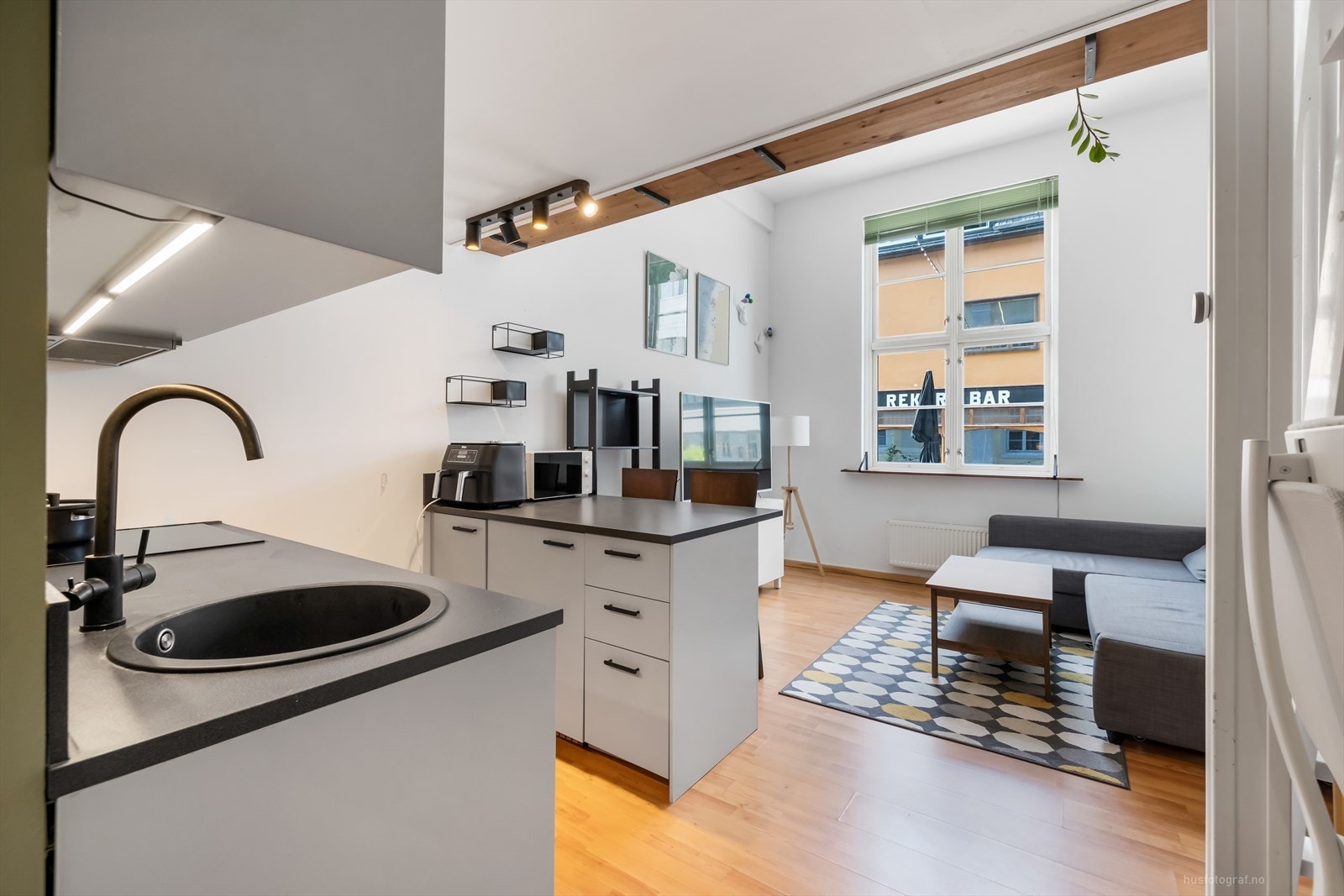 Stuen har fin, åpen løsning mot kjøkkenet. I stuen er det høyt under taket slik at det gir en god romfølelse. Galleribilde