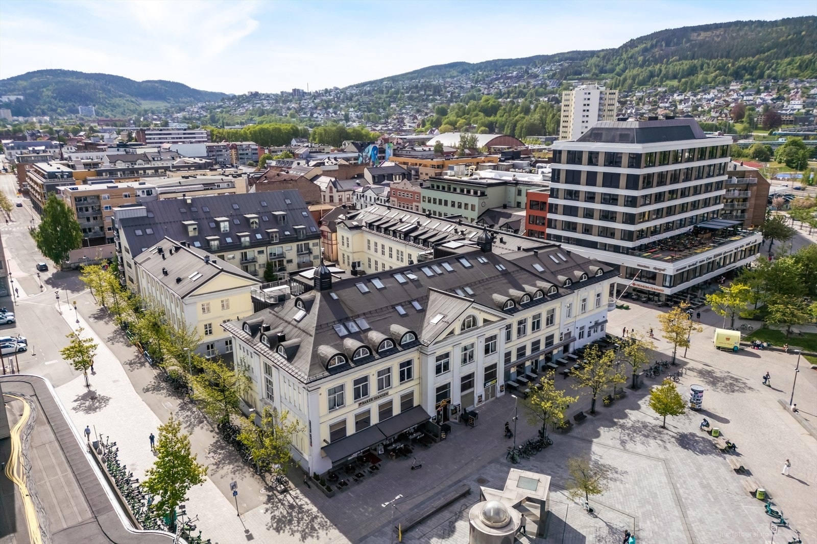 Det nye og meget påkostede Strømsø Torg ligger rett ved siden av leiligheten og fungerer som bydelens sosiale møteplass. Galleribilde