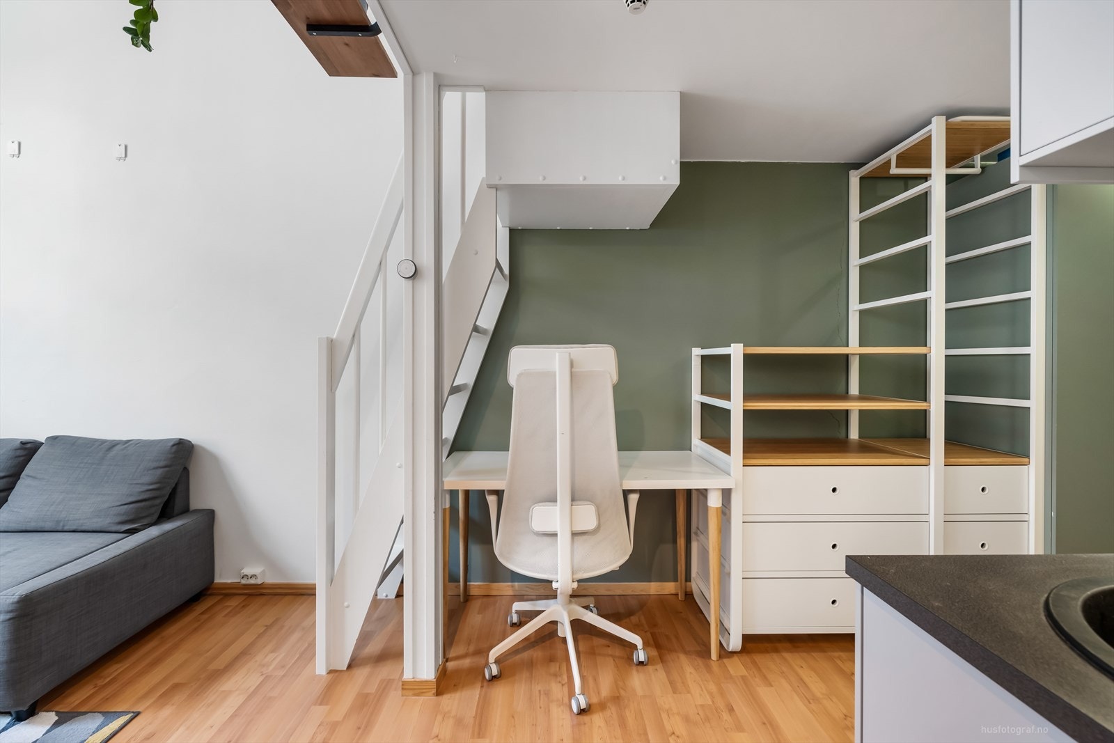 Under trappen er det en perfekt plass for hjemmekontor. Praktisk innredet med oppbevaring og skrivebord. Galleribilde