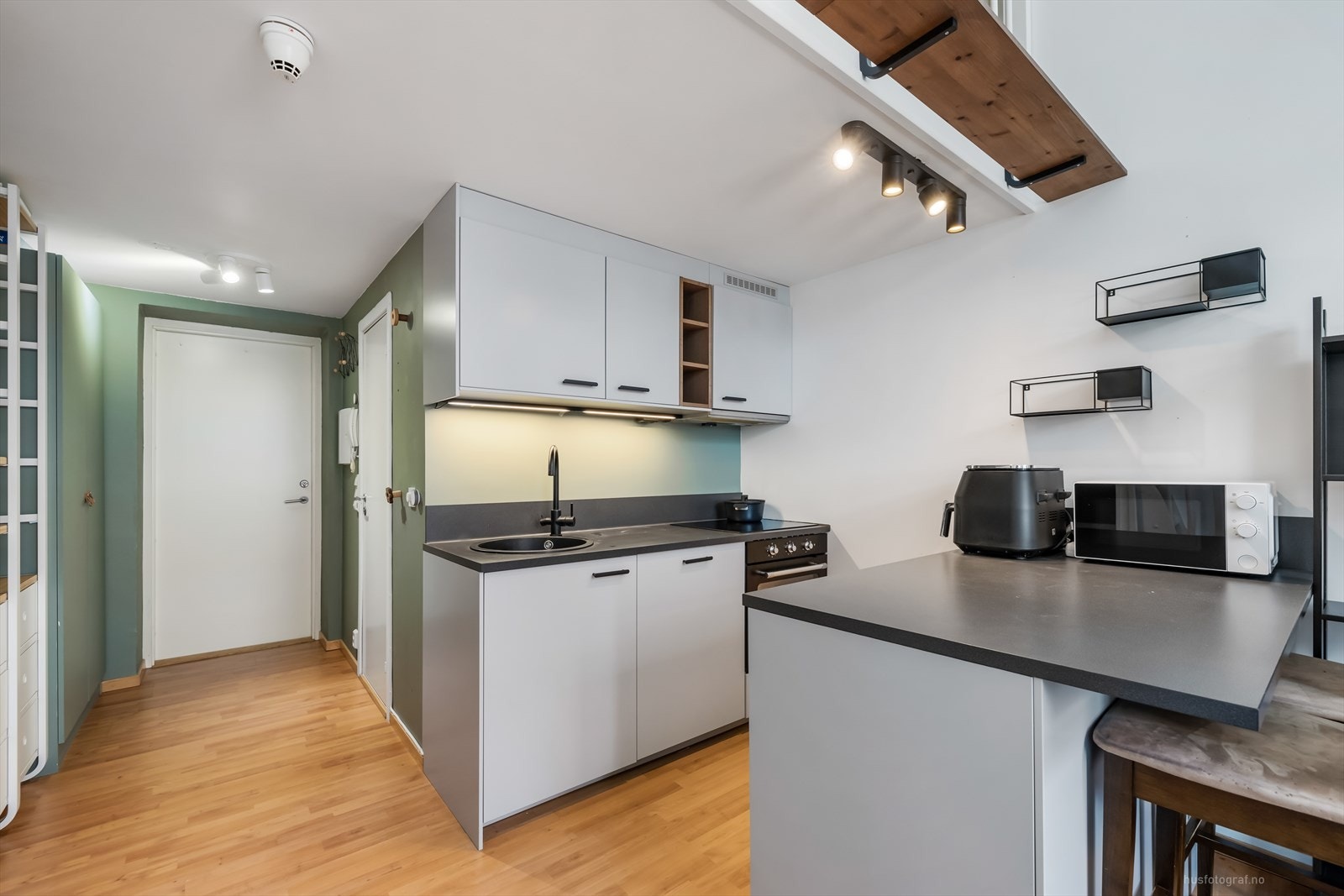 Kjøkkenet har en lys innredning med slette fronter og benkeplate i laminat. Galleribilde