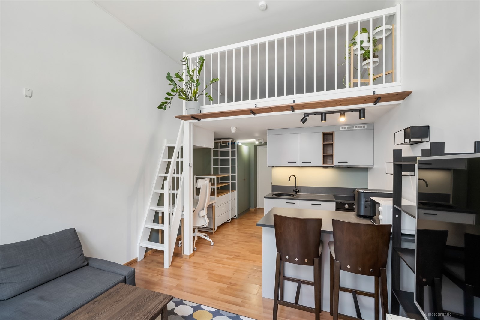 Åpen løsning med mye lys og god takhøyde. Galleribilde