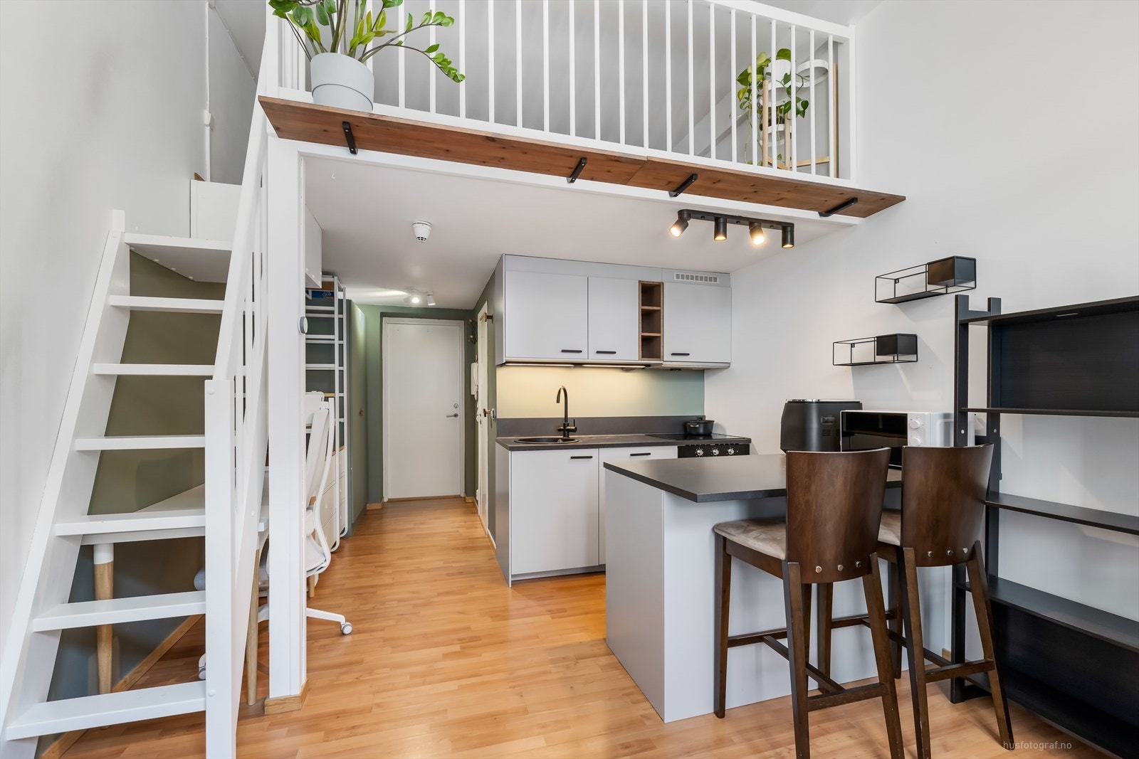 Innredningen byr på godt med skap-, skuff- og benkeplass. Det er en barstol løsning hvor man kan sitte å nyte et hyggelig måltid. Galleribilde