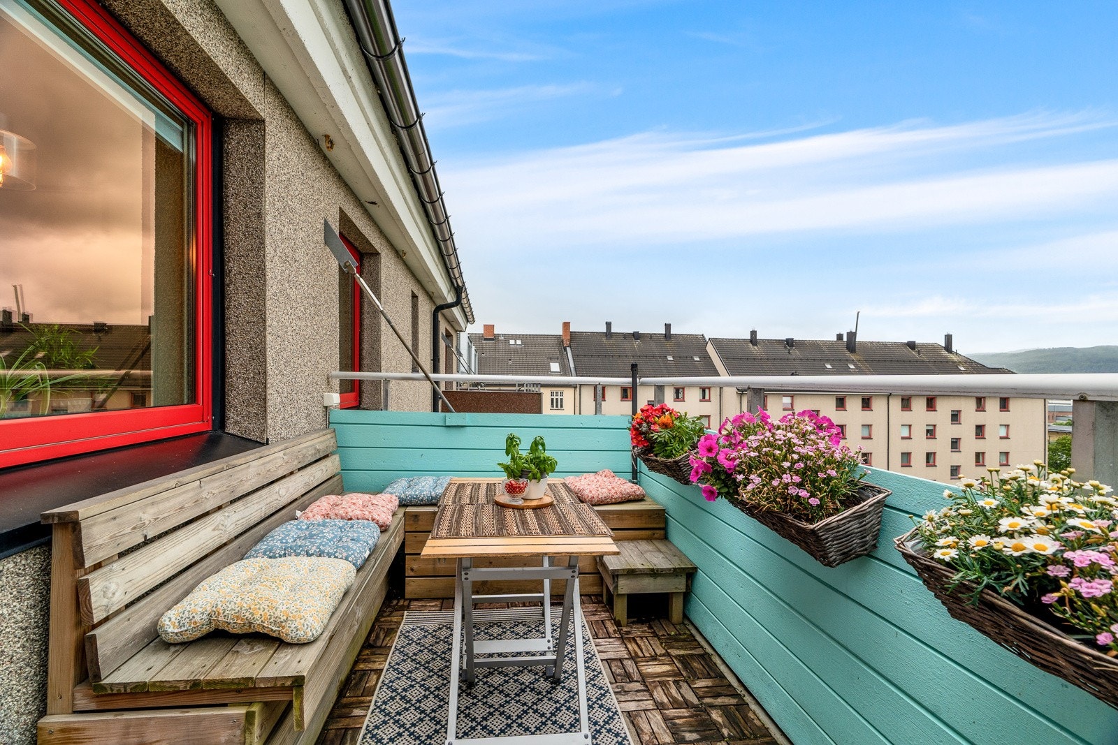 Balkongen er målt til 6,4 kvm, som i nyere tid har blitt utstyrt med plassbygd sittebenk. I borettslaget er det tillat bruk av gass- og elektrisk grill. Galleribilde