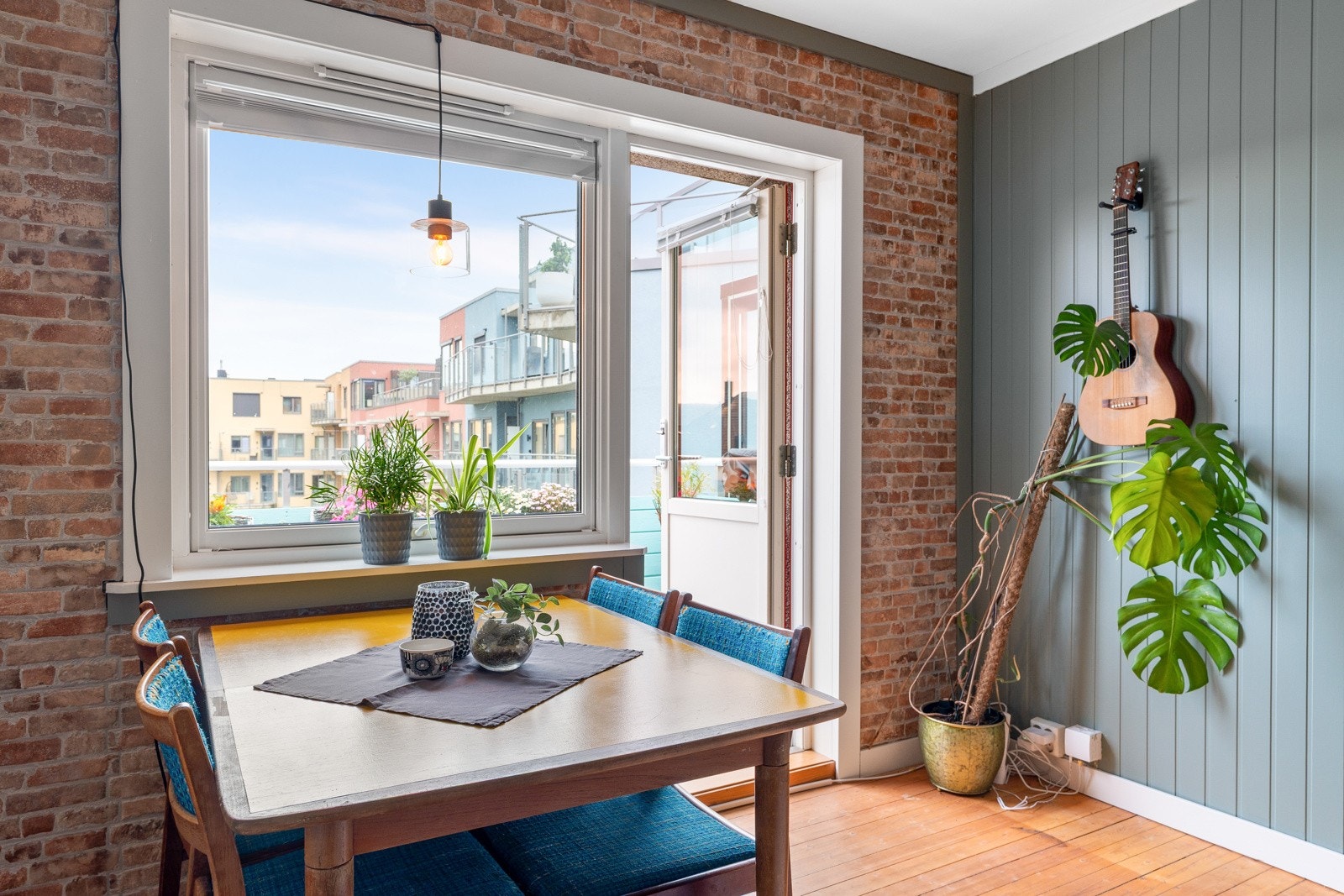 Balkongdøren leder ut til en romslig og nordvest-vendt uteplass - et ypperlig sted å nyte lange finværsdager på, så vel som kvelder. Galleribilde