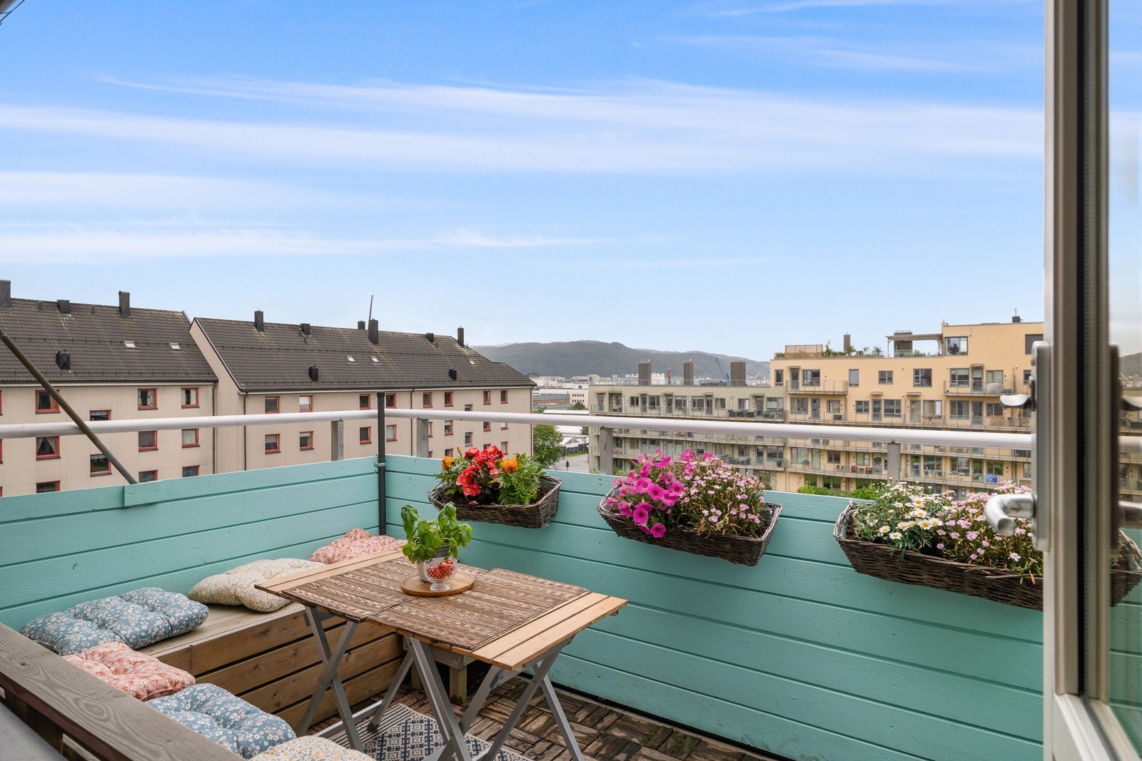 Enten du rusler en kveldstur inn til byen via Lademoens spennende og fargerike gater, eller om du tar bussen, er "alt" i nærheten. Her har man i tillegg gleden av å bo i et veldrevet borettslag, hvor det bl.a. har blitt foretatt rørfornying i nyere tid. Galleribilde