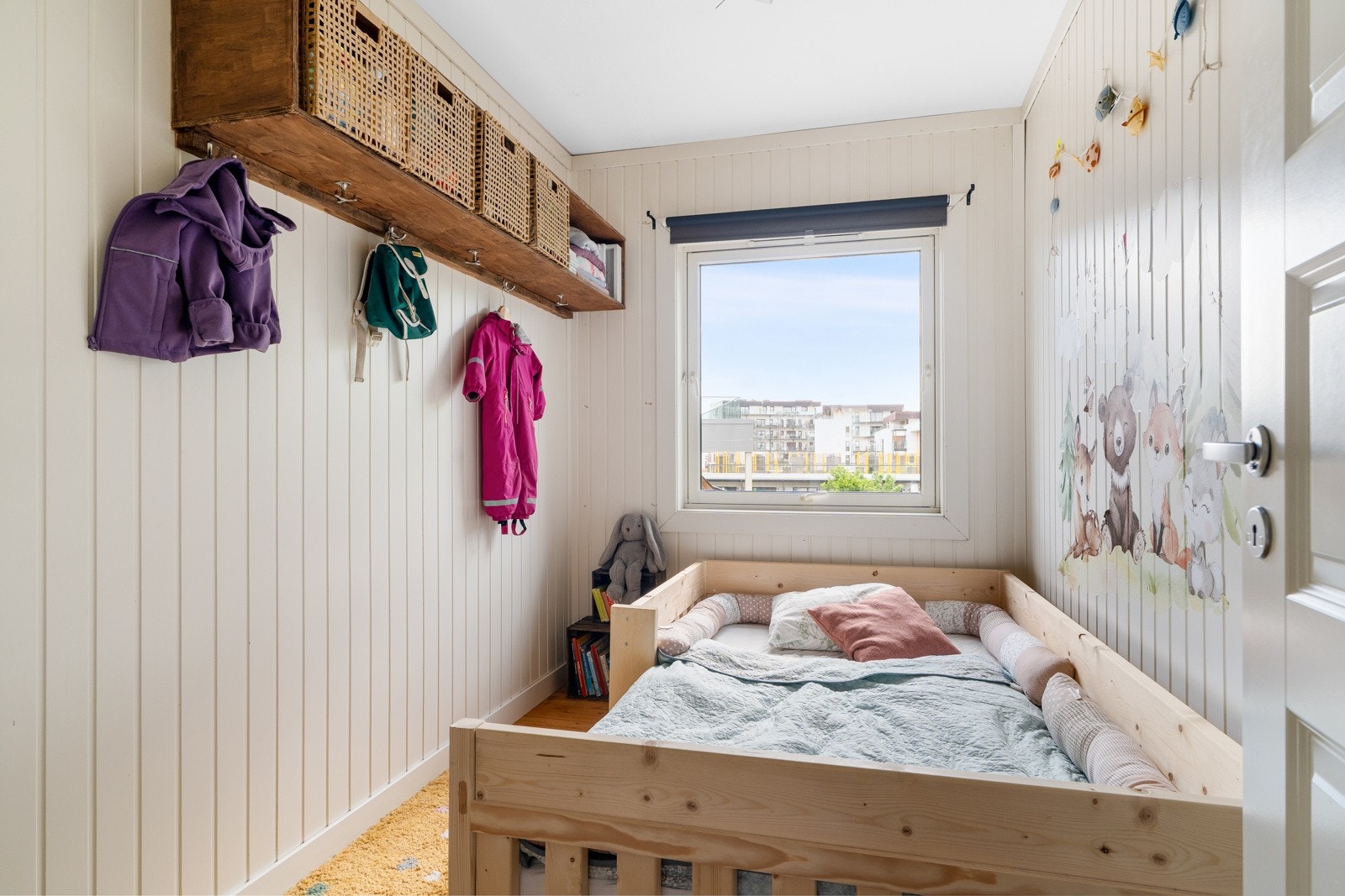 Leiligheten har to gode soverom på henholdsvis 6,4 og 14,6 kvm. Galleribilde