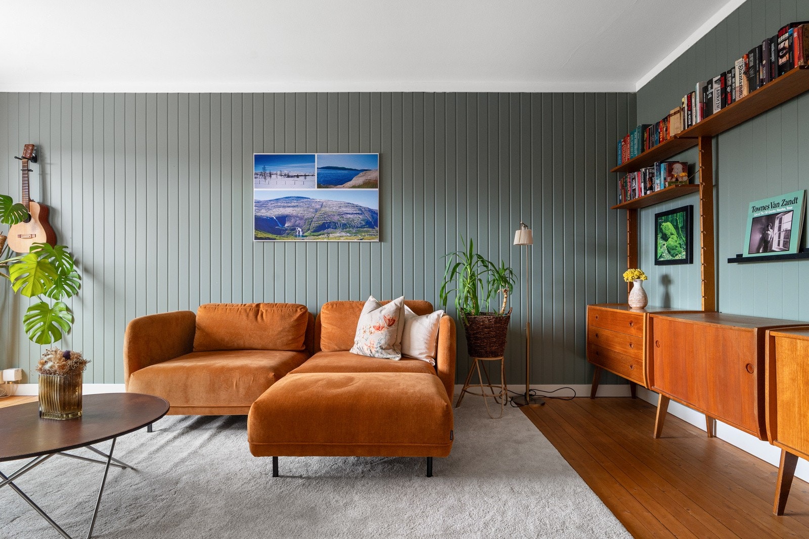 Stuen er målt til 19,1 kvm og har en spesielt god utforming, med plass til både spisebord og sofagruppe i hver sin del av rommet. Galleribilde