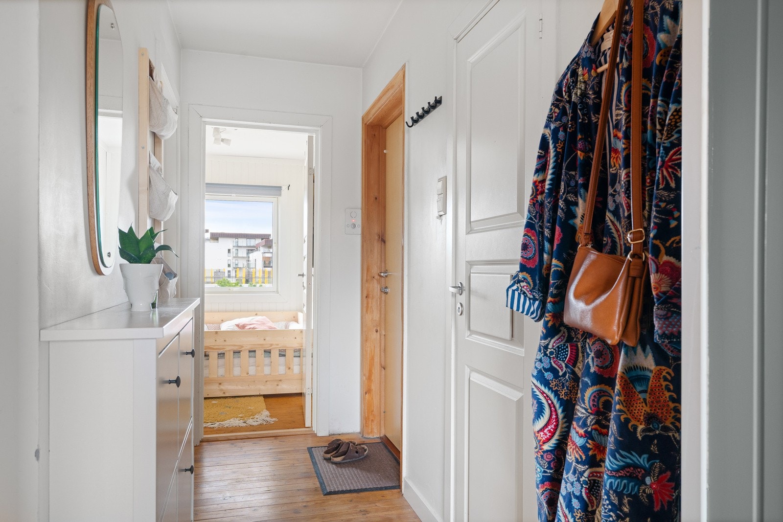 Leiligheten har en fin plassering i byggets 5. etasje, og forbi inngangsdøren venter en lys og innbydende entré, som gir et svært godt førsteinntrykk av leiligheten. Galleribilde