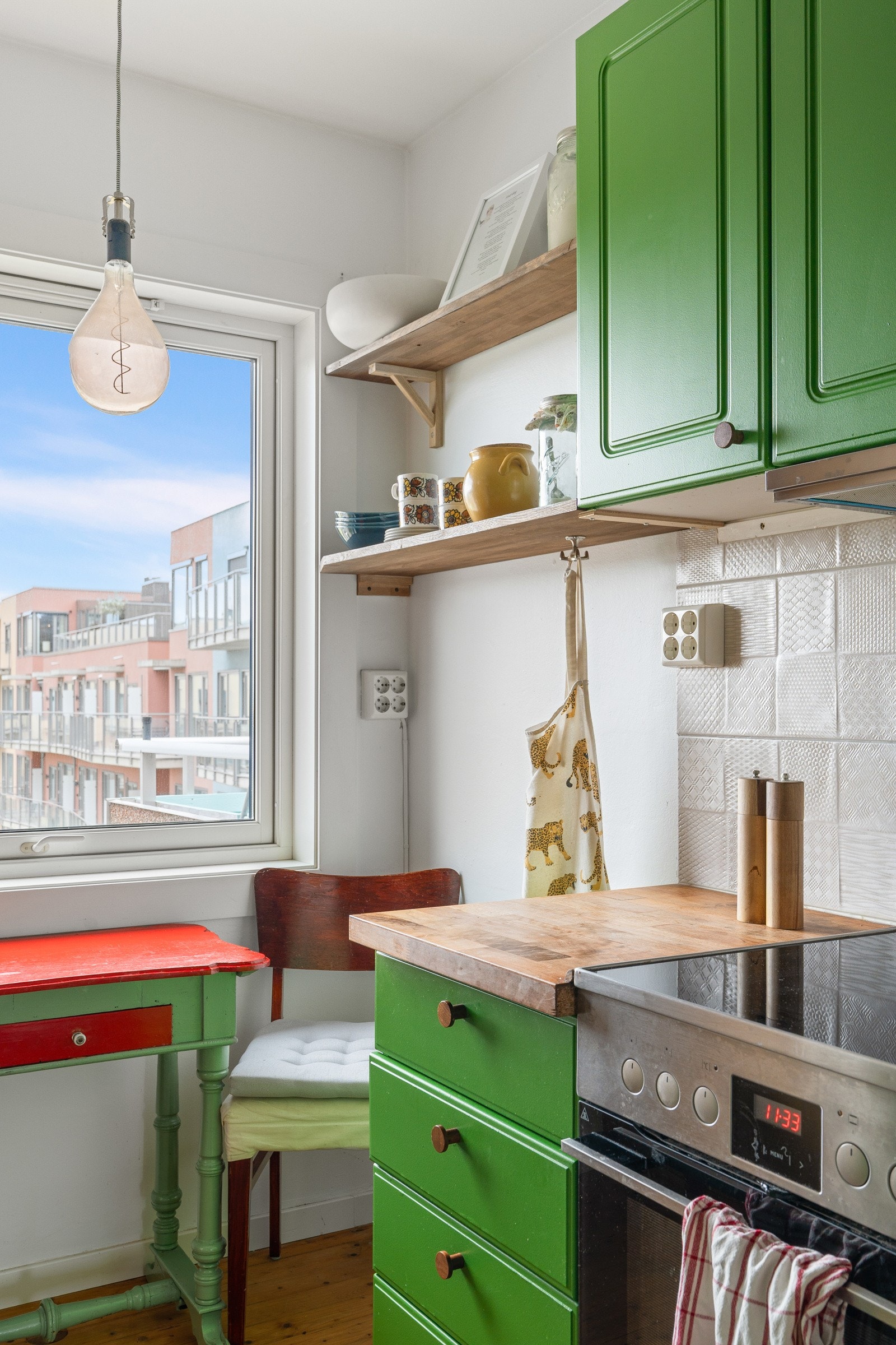 Hvitevarene består av komfyr, oppvaskmaskin, samt kombiskap - som også medfølger handelen. Galleribilde