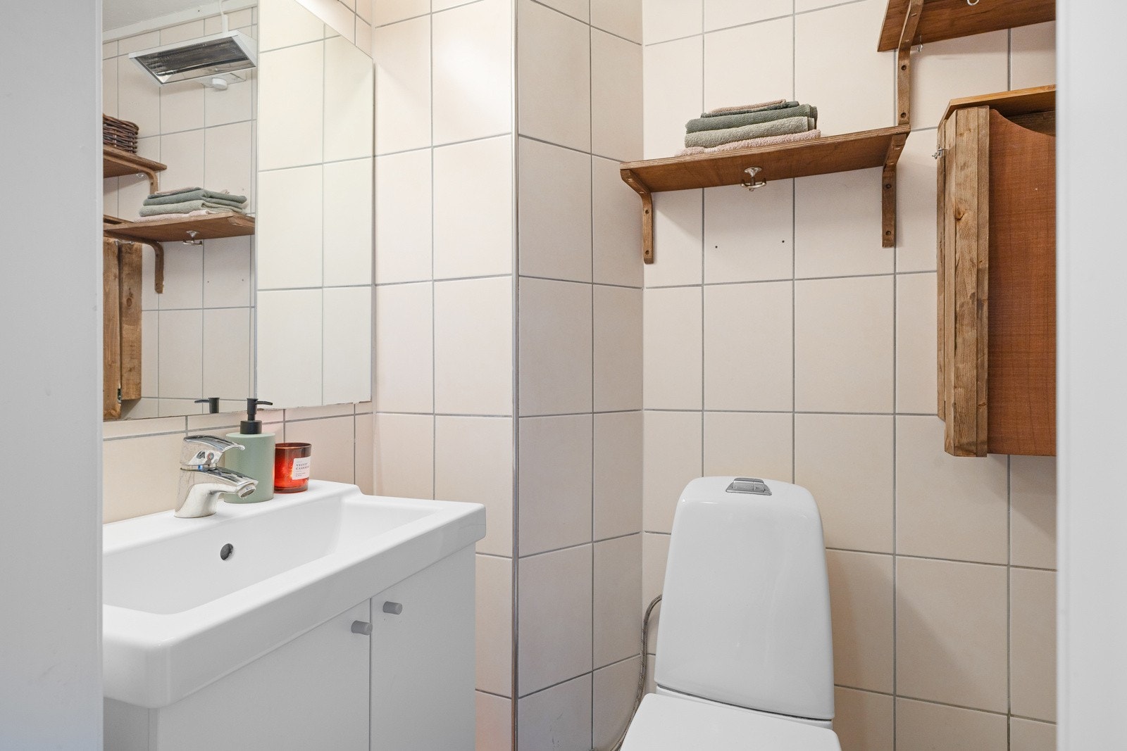 Badet er målt til 2 kvm, utstyrt med baderomsinnredning, speil, toalett og dusjhjørne. Galleribilde