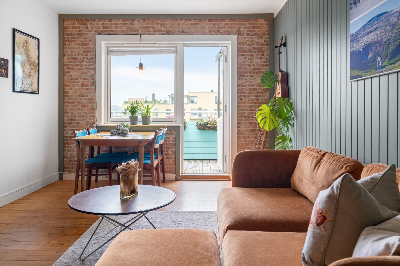 Veggene i stuen ble malt i 2024/2025 og det ble lagt flis på veggen i front. Galleribilde