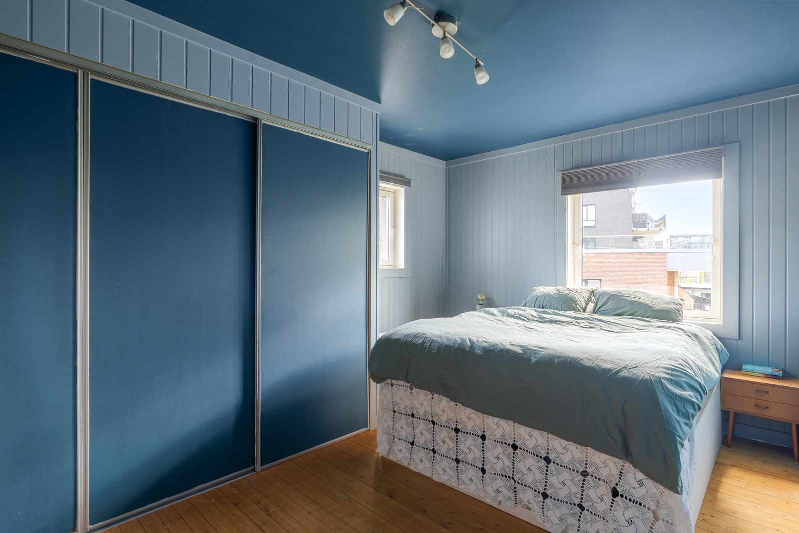 Hovedsoverommet har i tillegg godt med oppbevaringsplass i skyvedørsgarderobe. Galleribilde