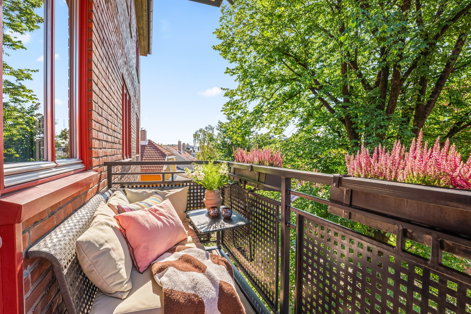 Balkong med koselige utsyn mot den idylliske trehusbebyggelsen Galleribilde