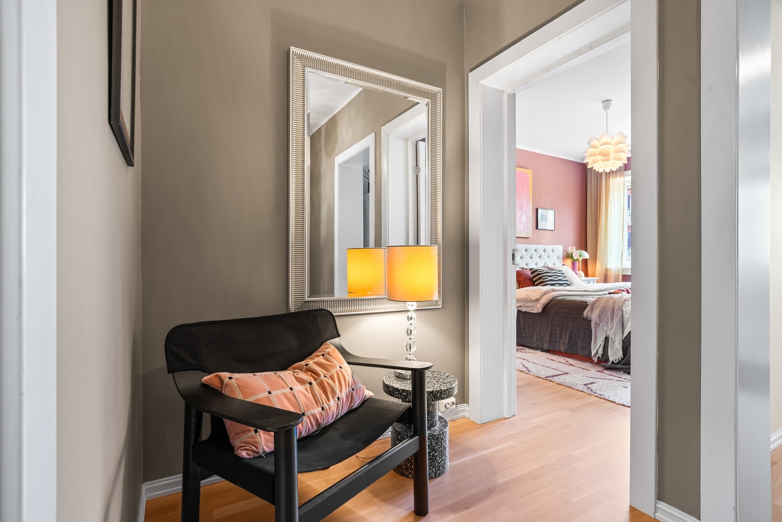 Koselig hjørne i enden av gangen med plass til en godstol eller eventuelt et lite hjemmekontor Galleribilde