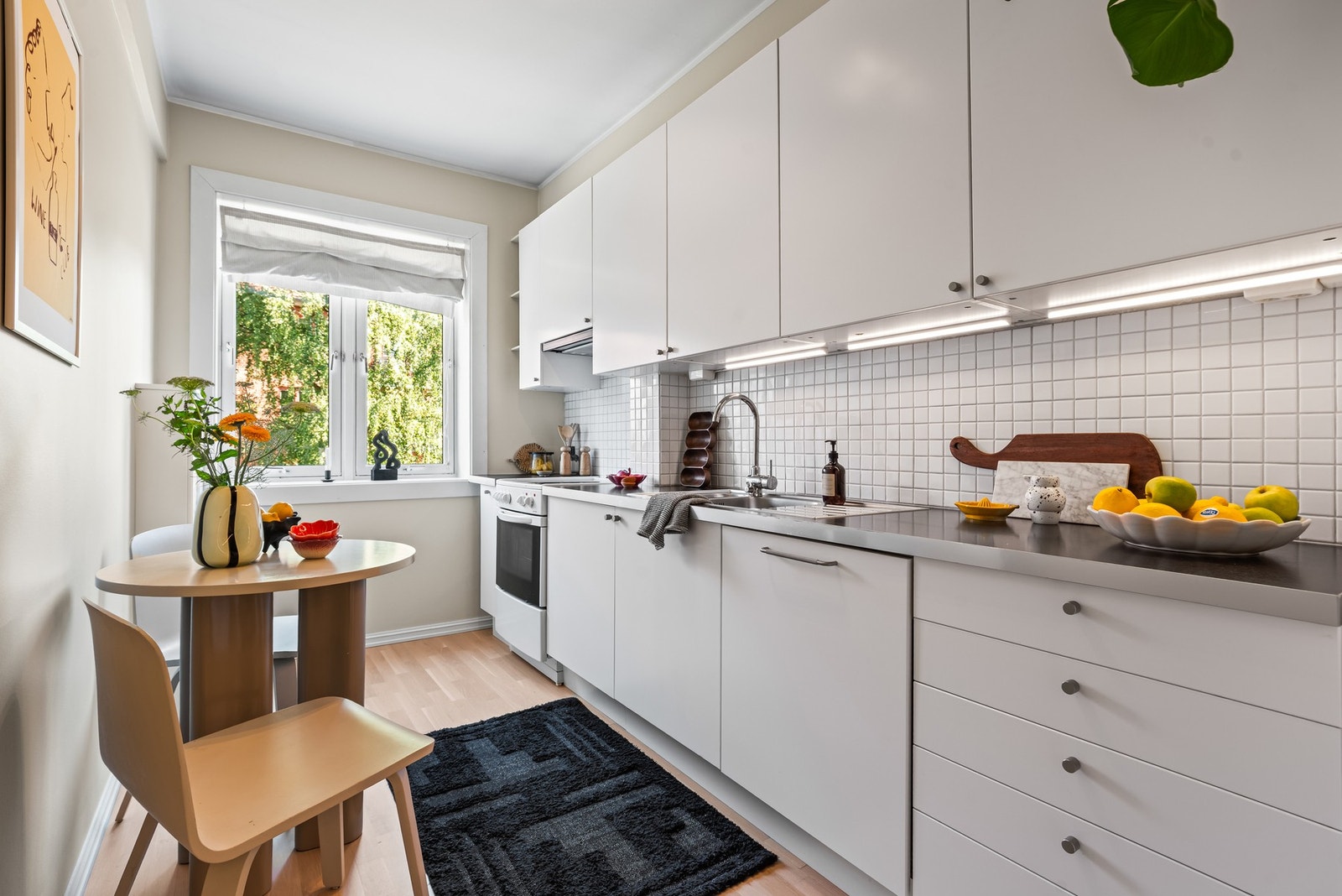 Leiligheten har et pent separat kjøkken som ble modernisert med nye Ikea fronter i 2021 Galleribilde