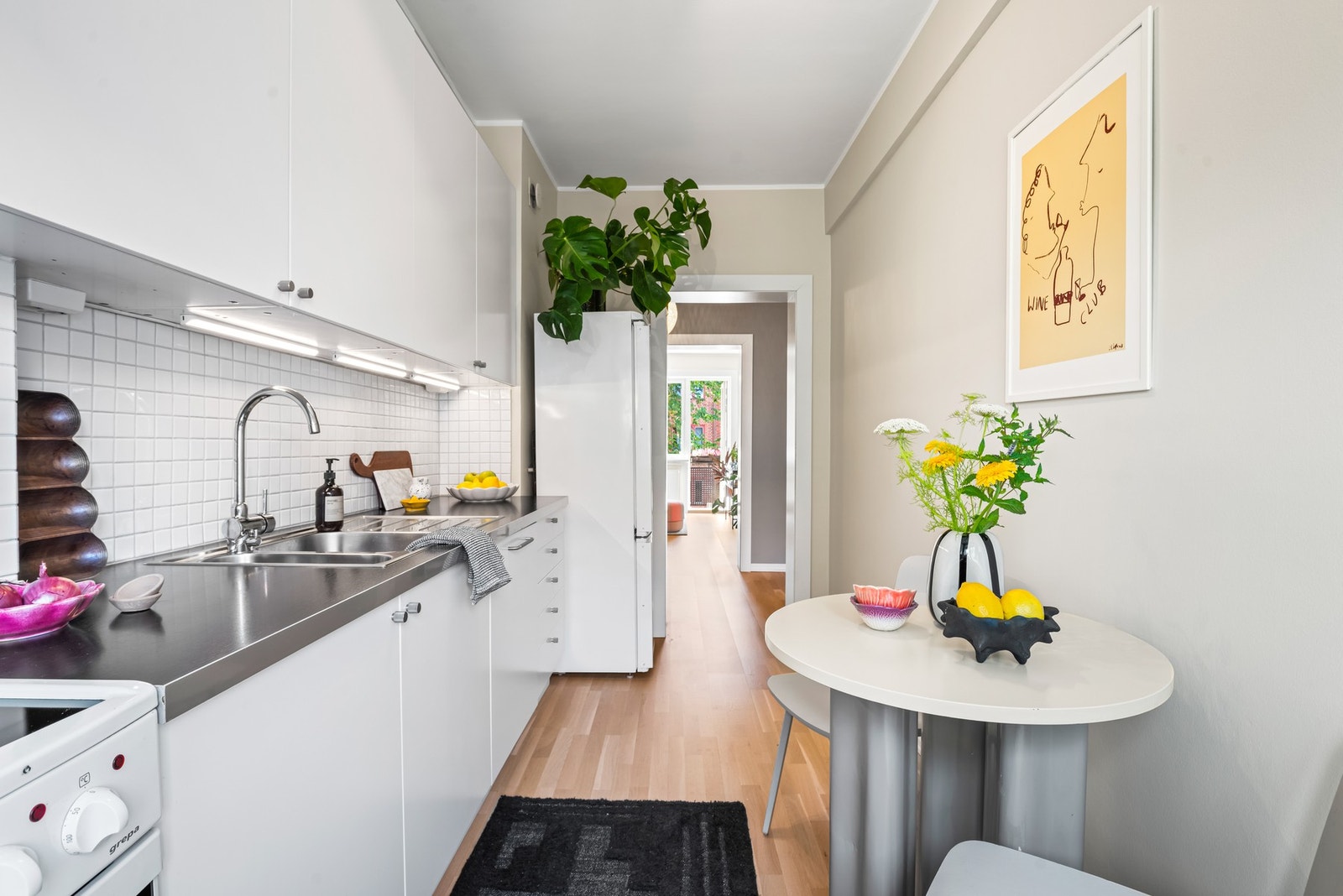 Det er plass for et lite spisebord på kjøkkenet. Her er det hyggelig å innta morgenkaffen Galleribilde