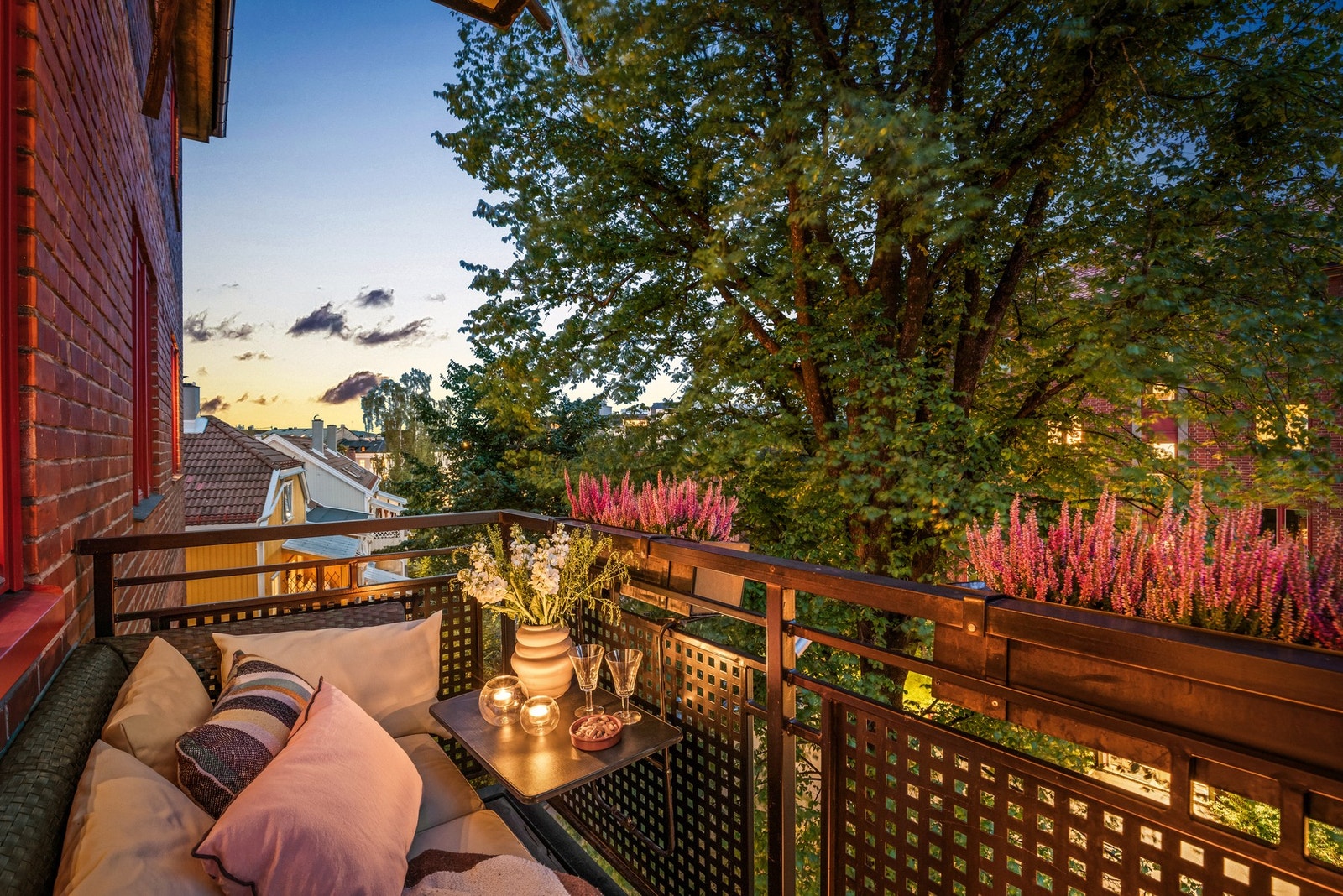 Utgang fra stuen til en herlig sydvestvendt balkong. Balkongen er ca. 3,1 kvm og har plass til et lite balkongmøblement Galleribilde