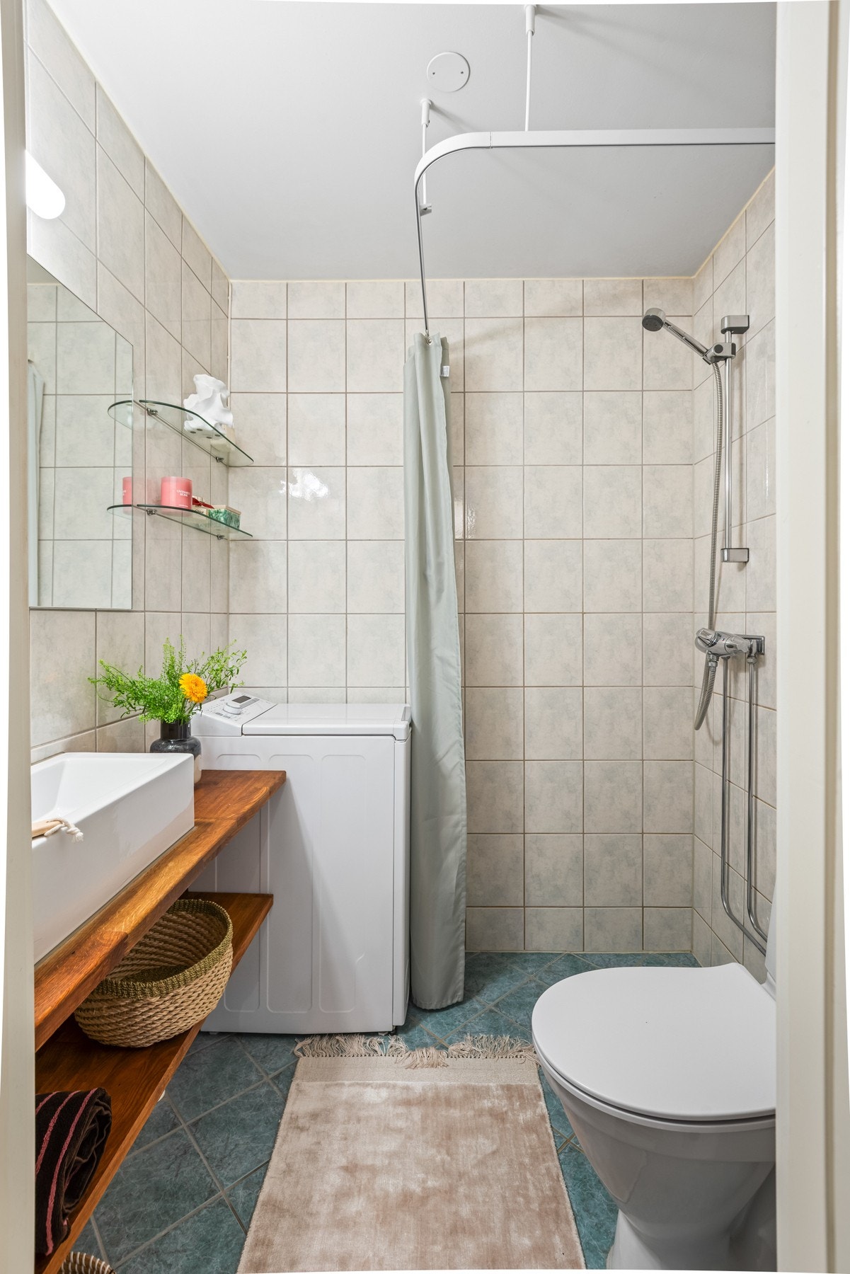 Gulvmontert toalett fra 2024. Servant og hyller er nytt fra 2011. Det er opplegg for vaskemaskin og varmekabler i gulv Galleribilde