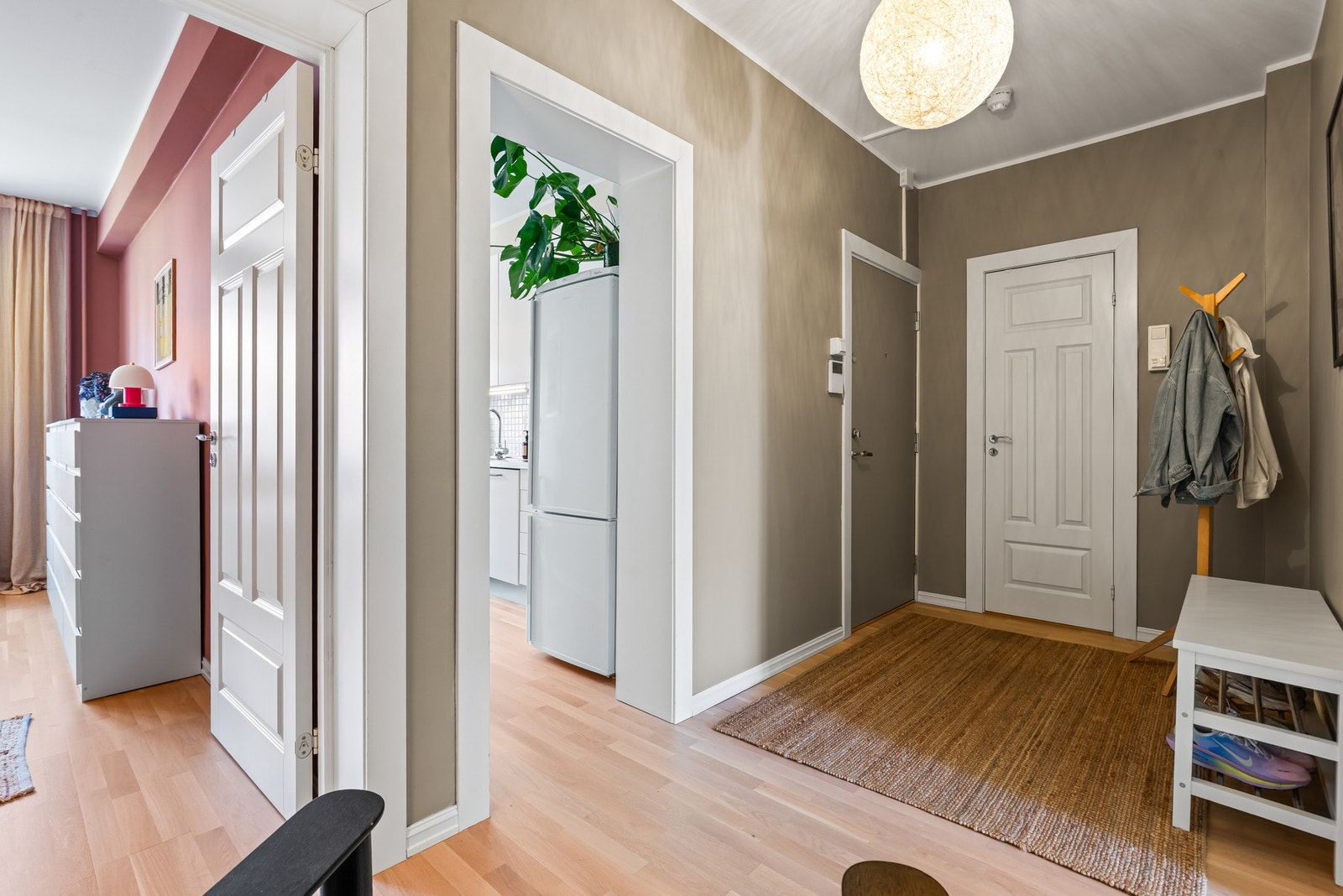 Romslig entre med parkett fra 2011 og nymalte flater fra 2024 Galleribilde