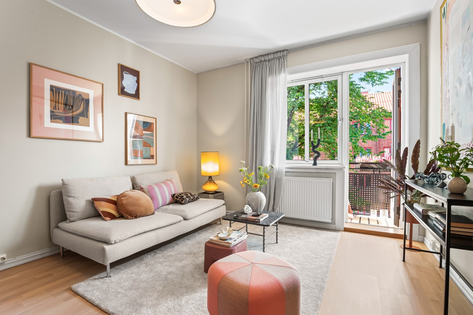 Stuen har utgang til en koselig balkong, som er en fin forlengelse av rommet på sommerstid Galleribilde