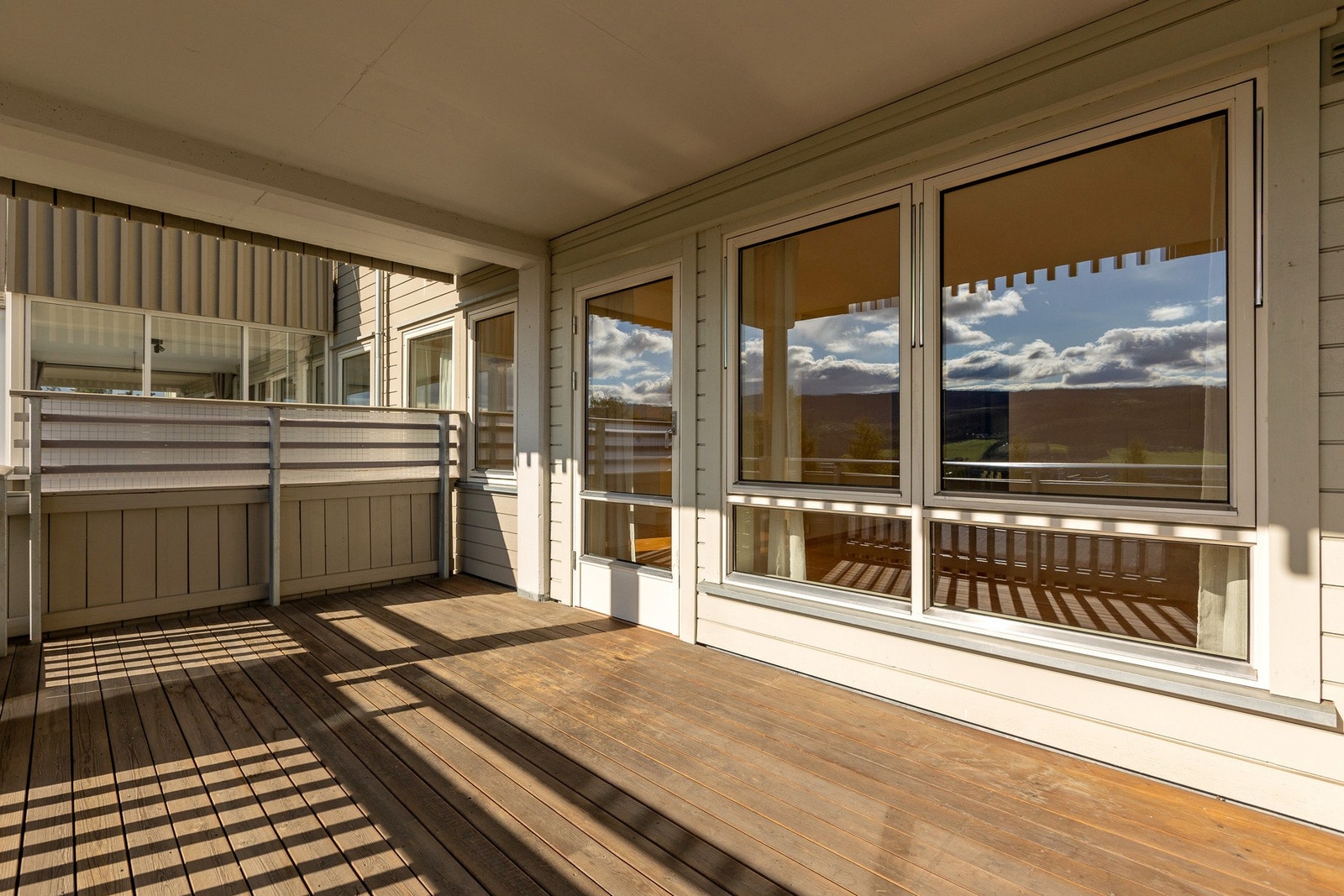 Overbygget løsning gjør terrassen anvendelig gjennom store deler av året. Galleribilde