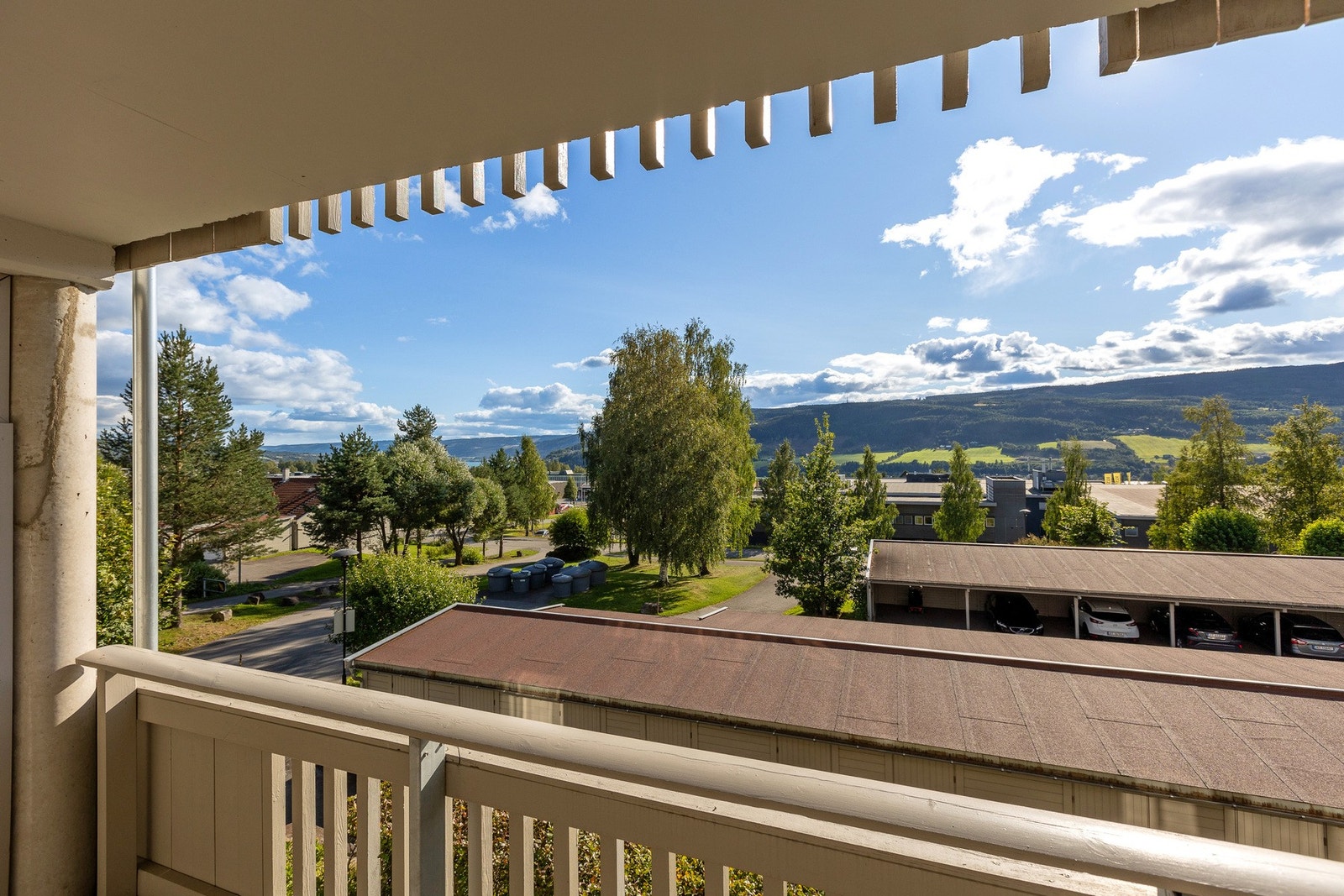 Her kan du nyte en flott utsikt mot grønne omgivelser og åsene i det fjerne. Galleribilde