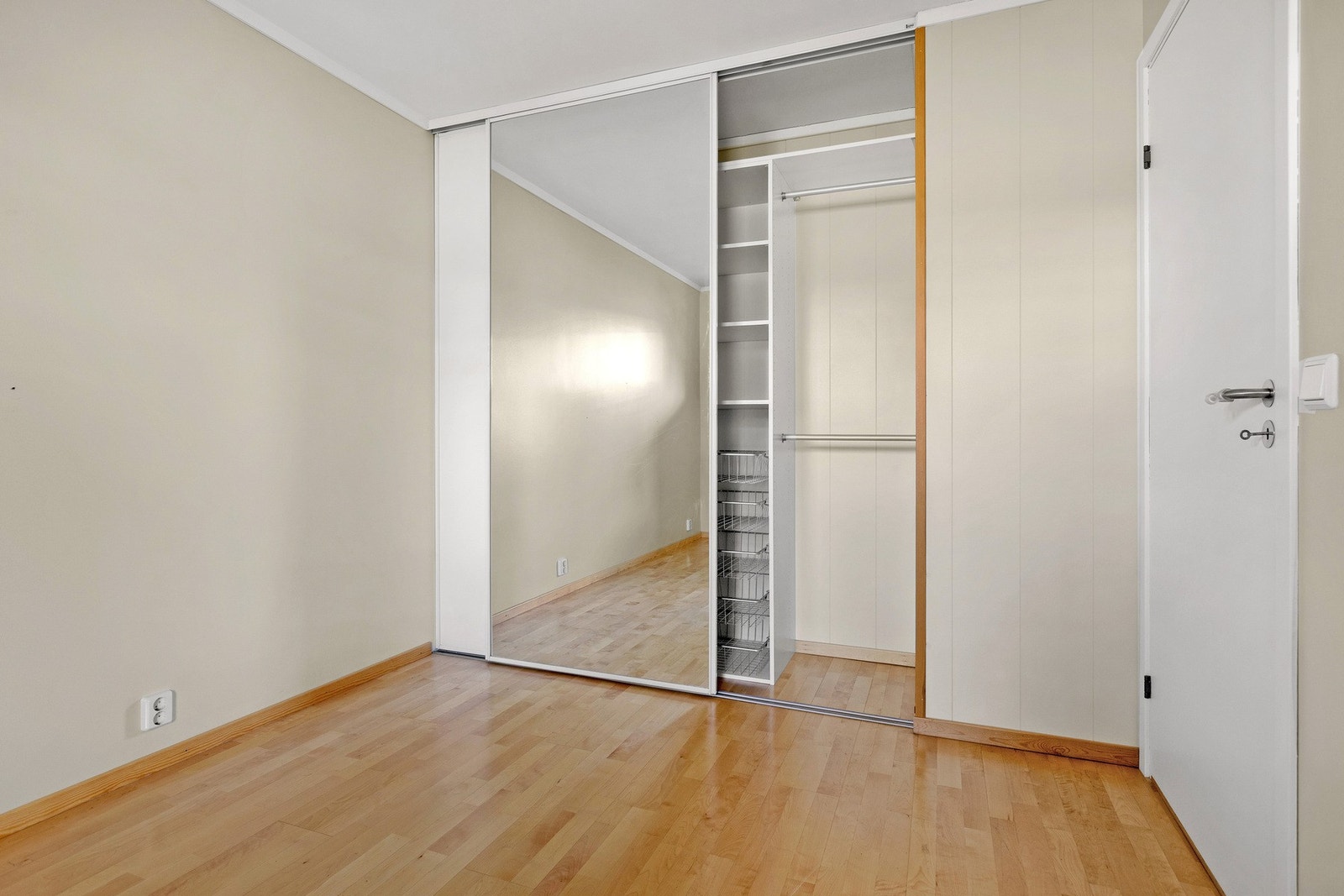 Romslig hovedsoverom med god plass til dobbeltseng og garderobeløsning. Praktiske skyvedørsgarderober med speil som gir ekstra romfølelse. Galleribilde