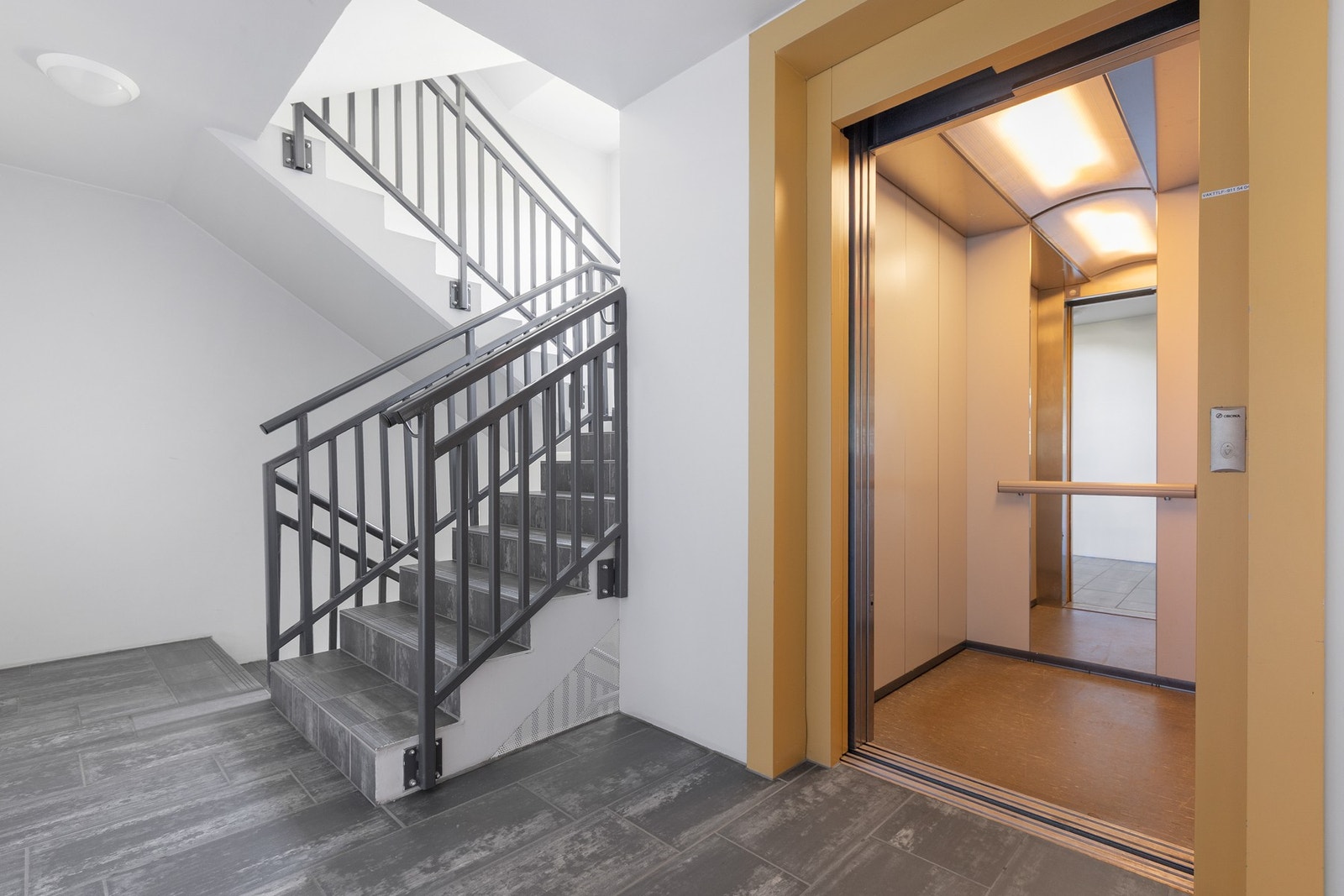 Velholdt felles oppgang med både heis og trapp - praktisk og lett tilgjengelig for alle aldersgrupper. Galleribilde