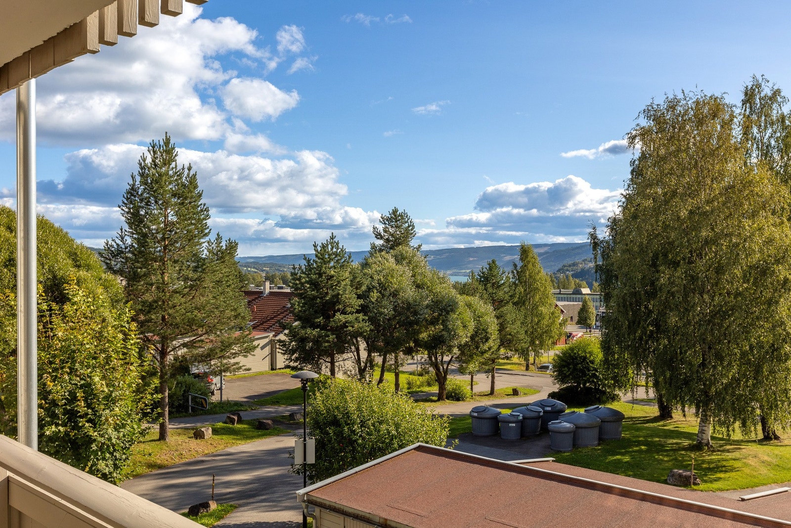 Fra terrassen ser du ut over et trivelig nabolag med grønne lunger og hyggelige fellesområder. Galleribilde