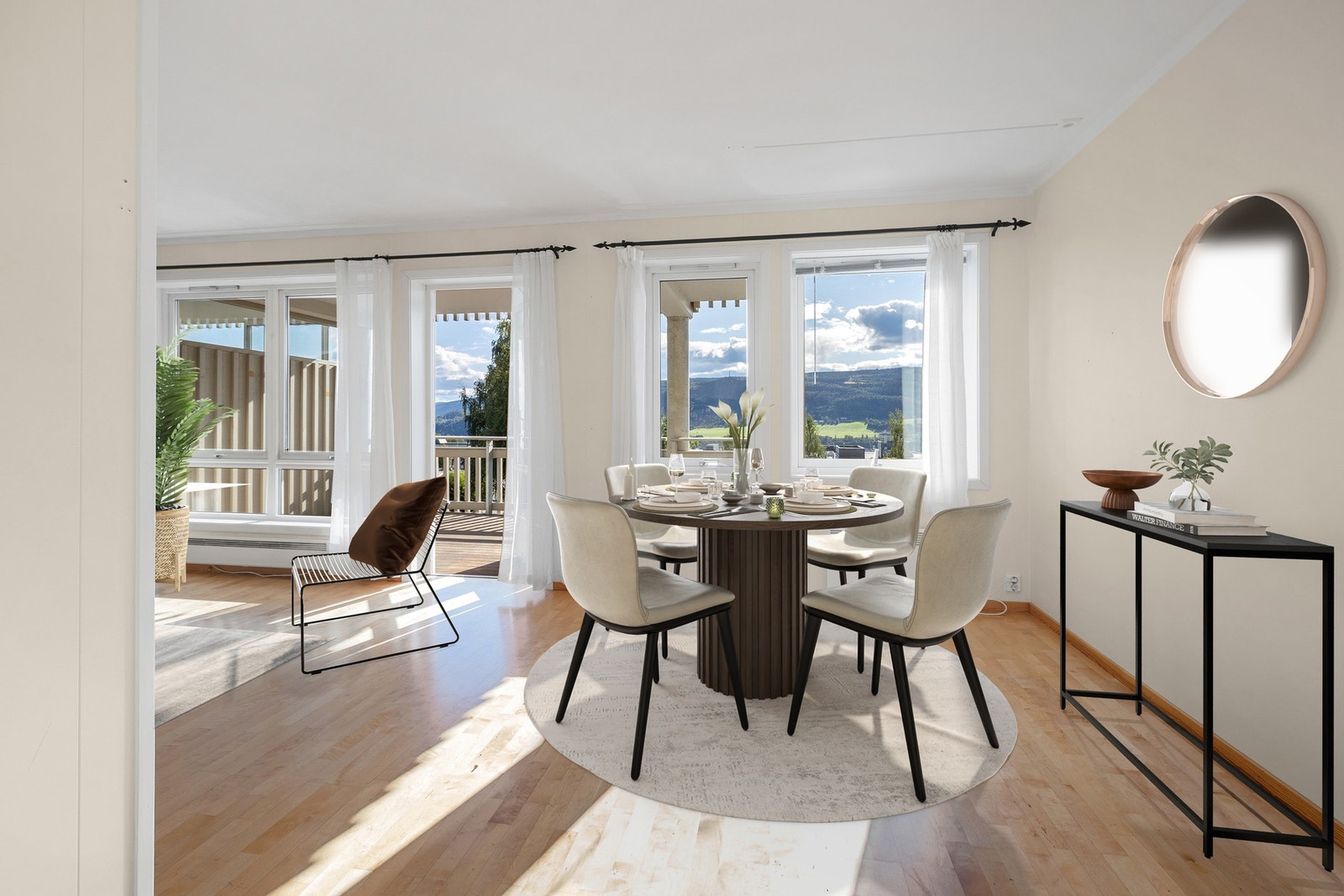 Her kan du nyte flott utsikt mot grønne omgivelser rett fra stua. Galleribilde