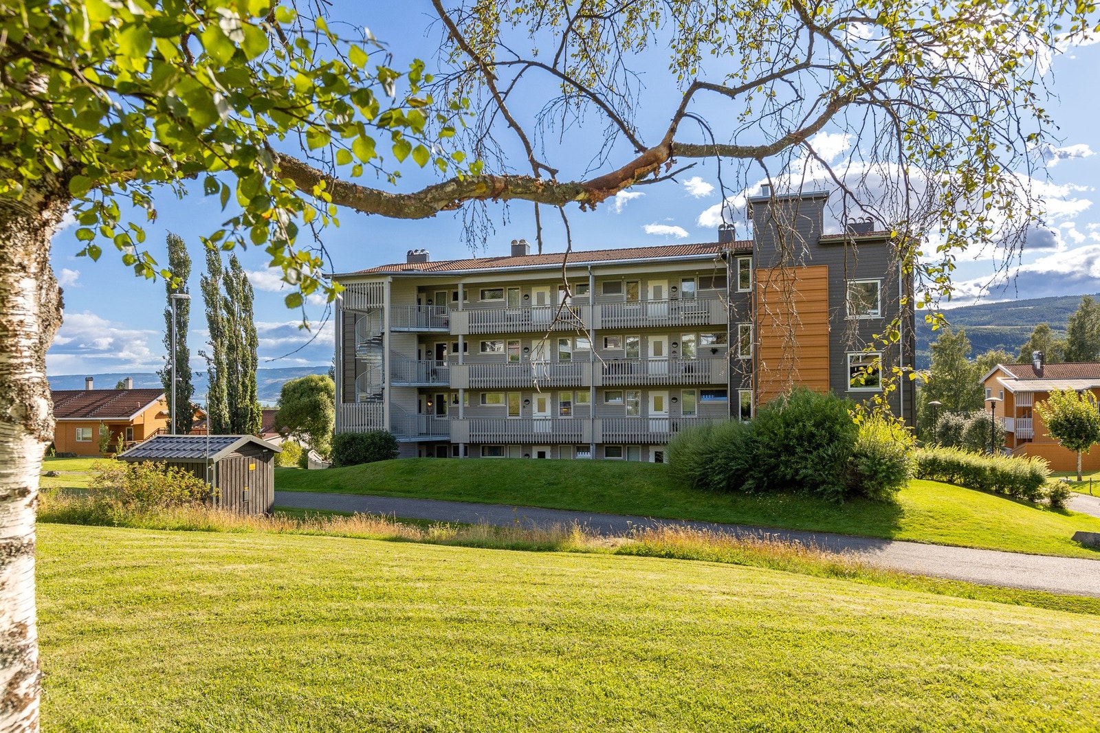 Boligen har et trivelig preg med store balkonger og god beliggenhet i terrenget. Galleribilde