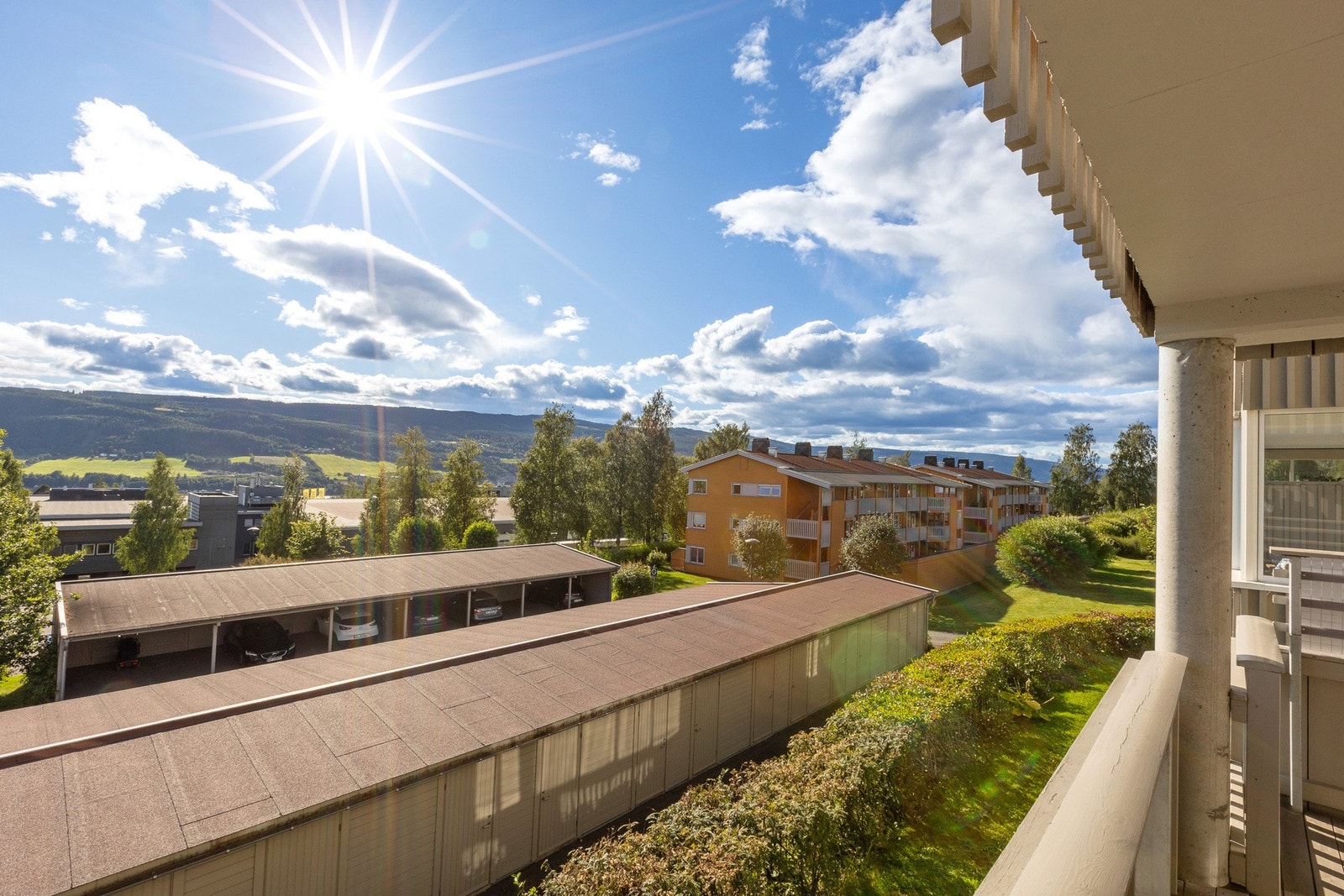 Flott utsyn fra terrassen - her kan du nyte både morgensol og kveldssol. Galleribilde