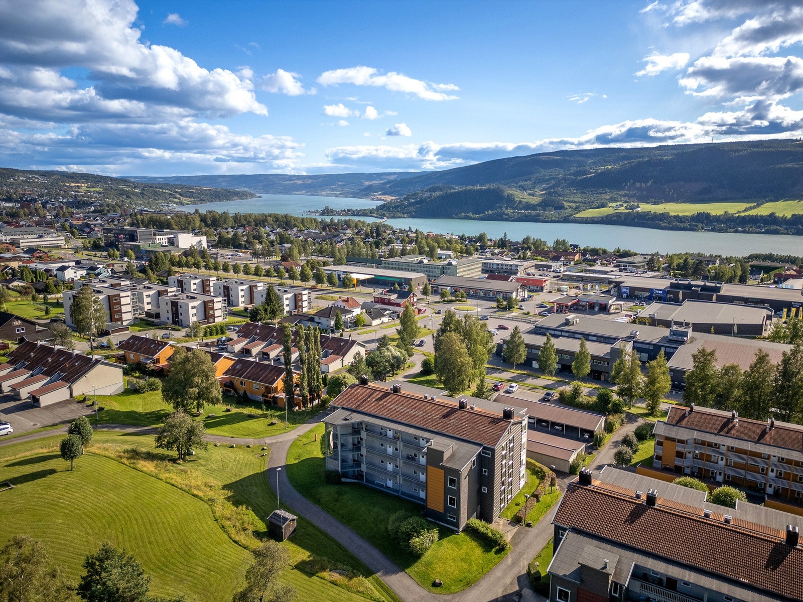 Leiligheten ligger sentralt til med nærhet til butikker, skoler og gode kollektivforbindelser. Galleribilde