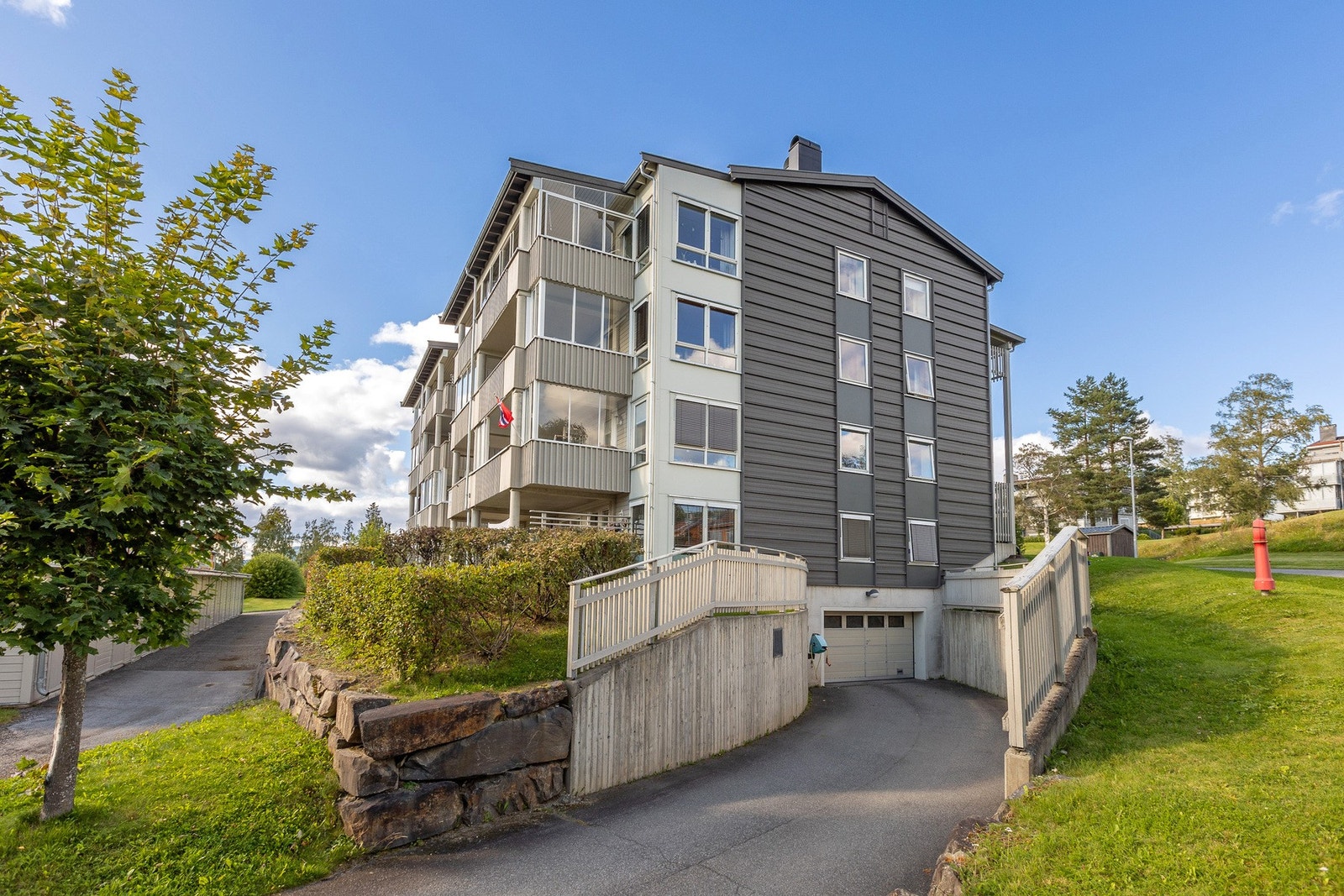 Parkeringsplass i kjeller med direkte adkomst til leiligheten via heis. Galleribilde