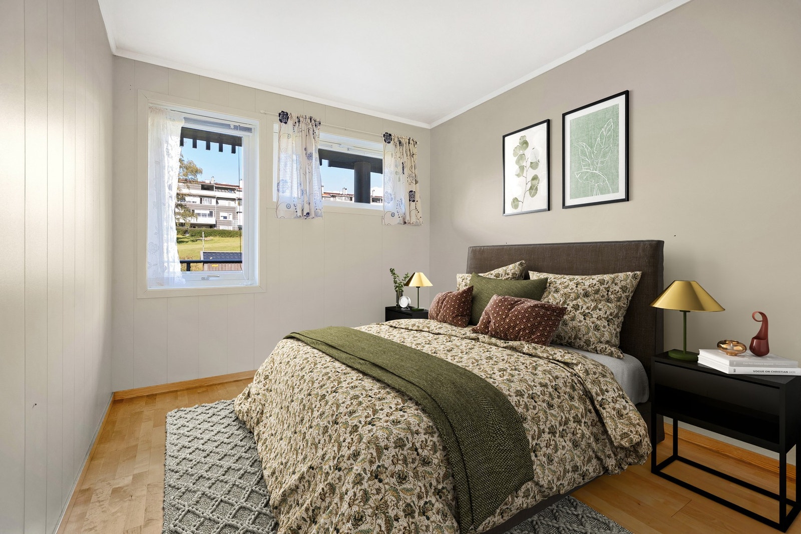 Hyggelig rom med vinduer mot uteområde - egner seg både som barnerom eller arbeidsrom. Galleribilde