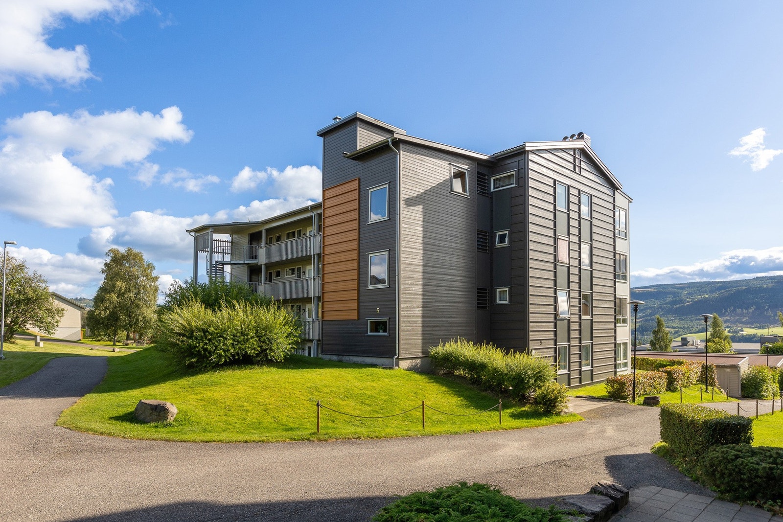 Velholdt bygning med fine grøntarealer og gode solforhold. Galleribilde