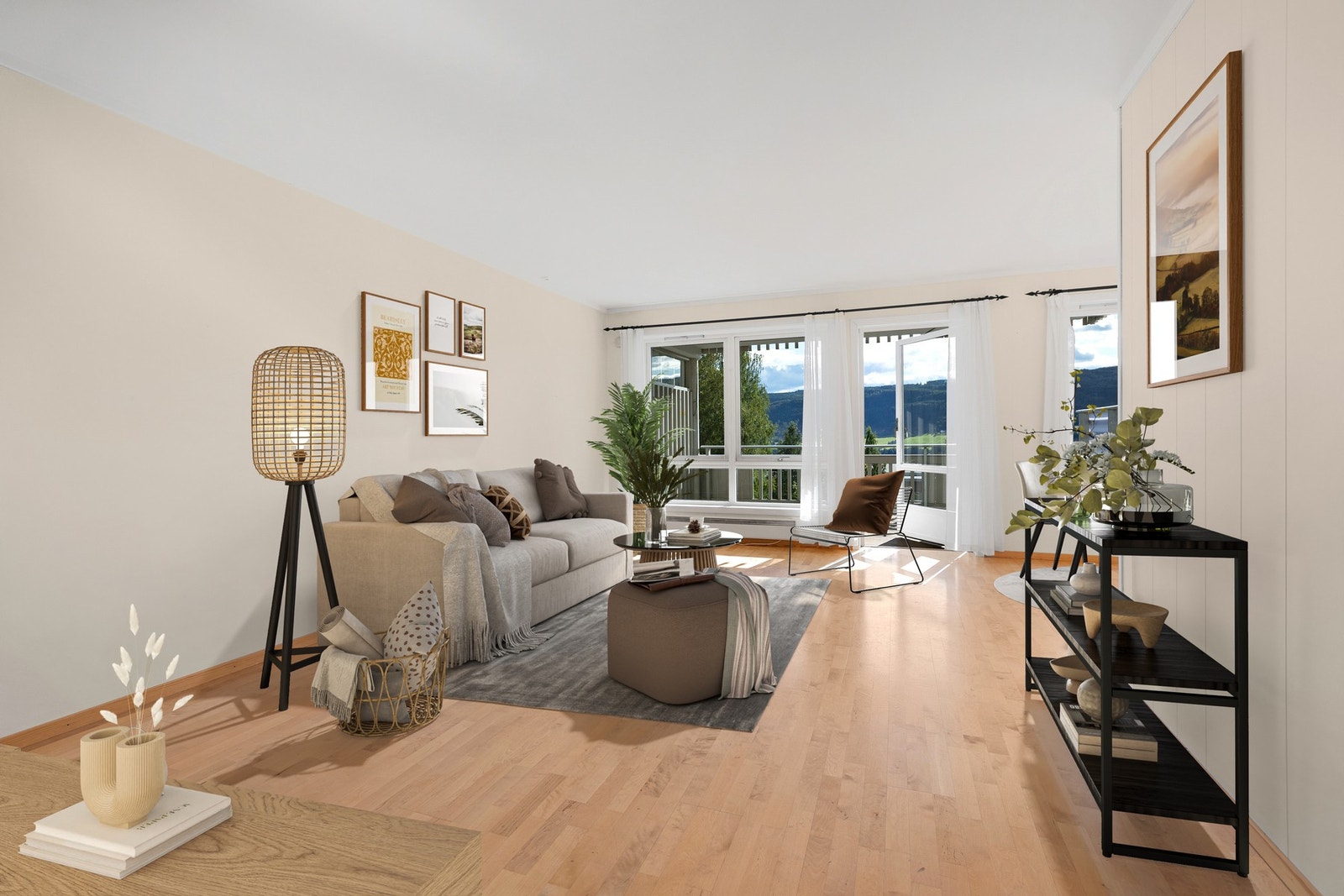 Lys og romslig stue med store vinduer som slipper inn rikelig med dagslys. Galleribilde