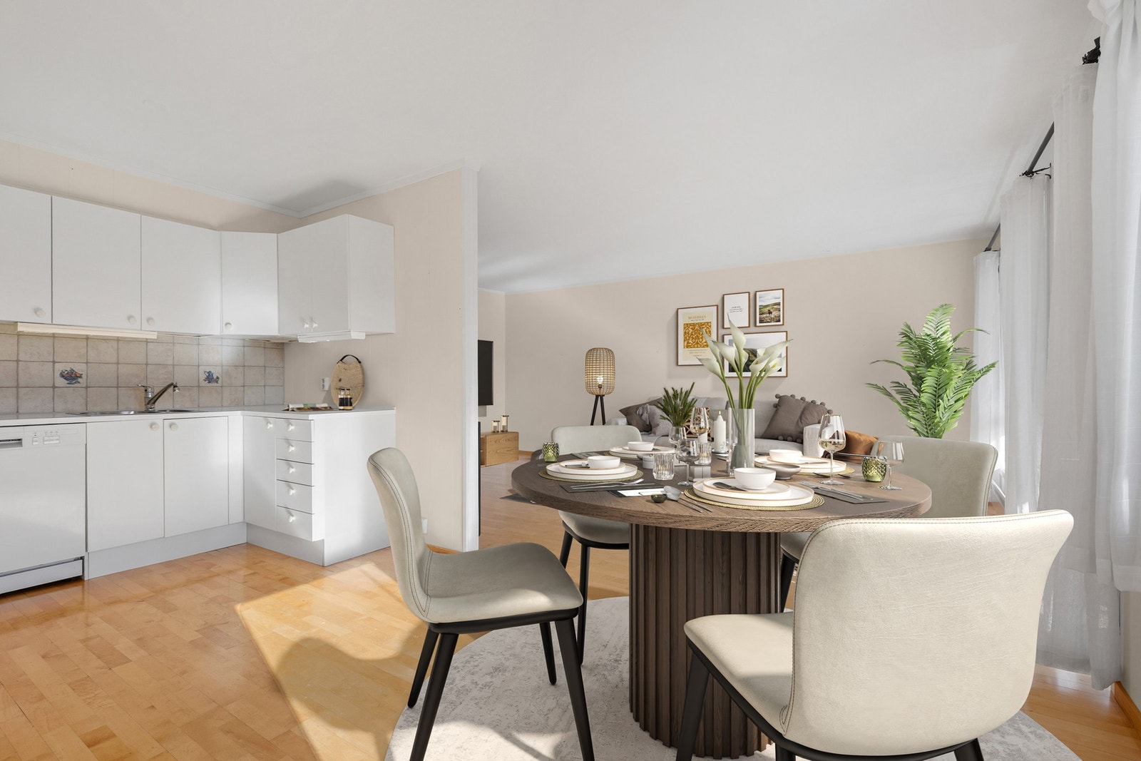 Praktisk og åpent kjøkken i tilknytning til stuen - en sosial planløsning som passer godt i hverdagen. Galleribilde