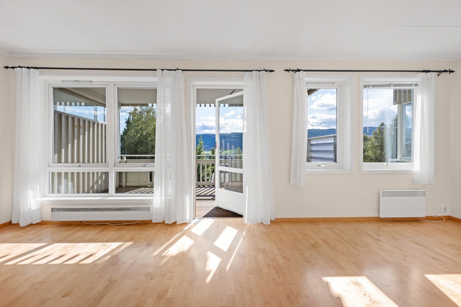 Hovedrommet i leiligheten byr på fantastisk lysinnslipp og utgang til terrasse. Galleribilde