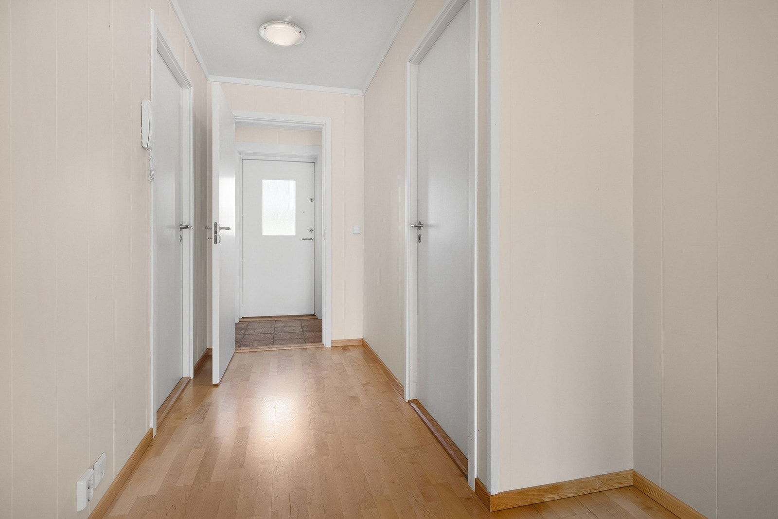 Lys og innbydende entré med plass til oppbevaring - et hyggelig førsteinntrykk av leiligheten. Galleribilde