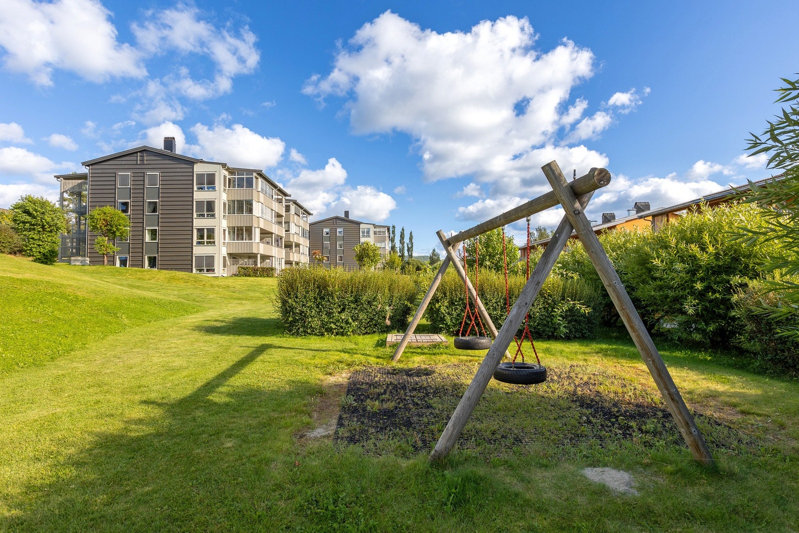 Felles utearealer med lekeplass - perfekt for barnefamilier. Galleribilde