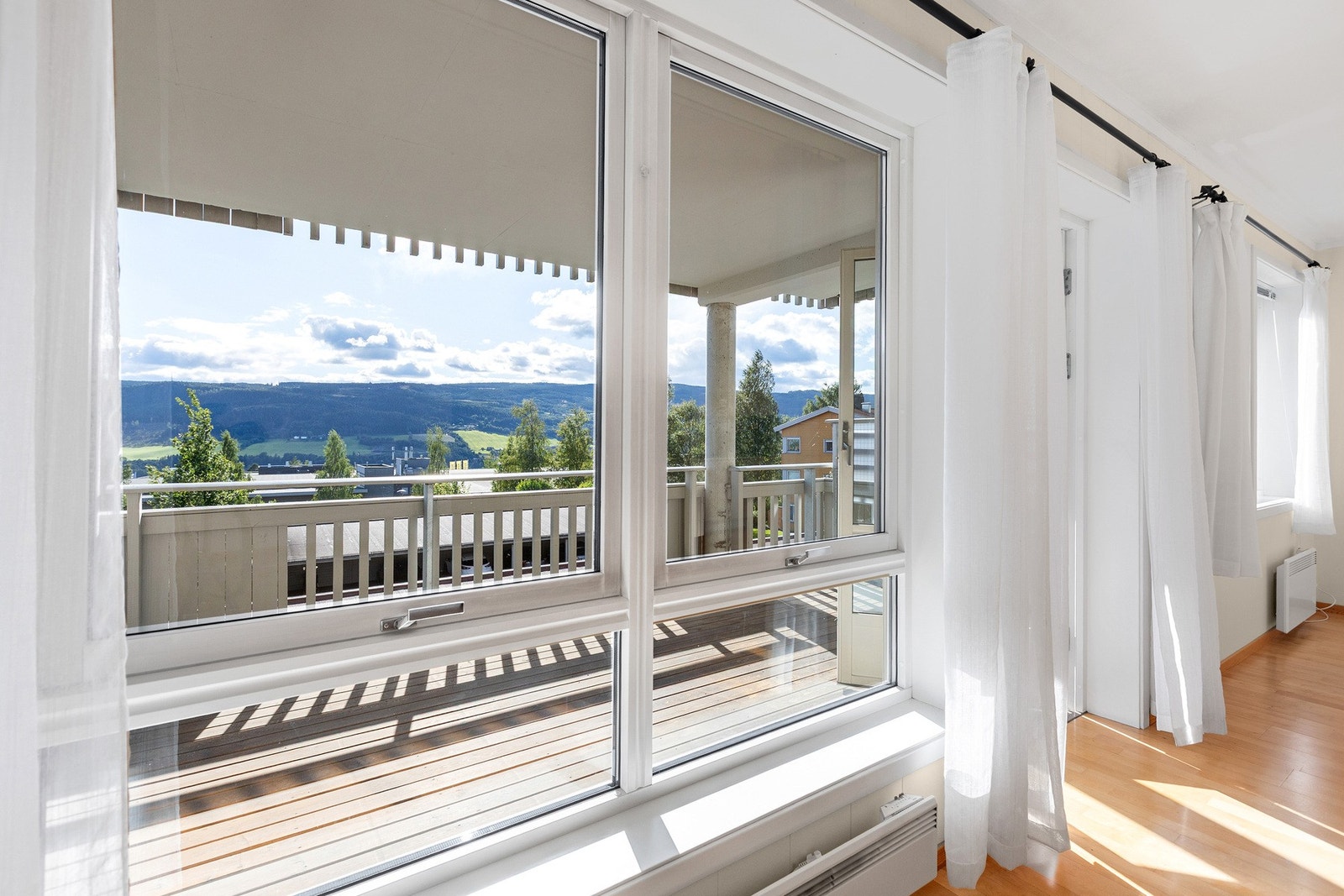 Store vindusflater gir en følelse av å ha naturen tett på - utsikt mot åsene og nærområdet. Galleribilde