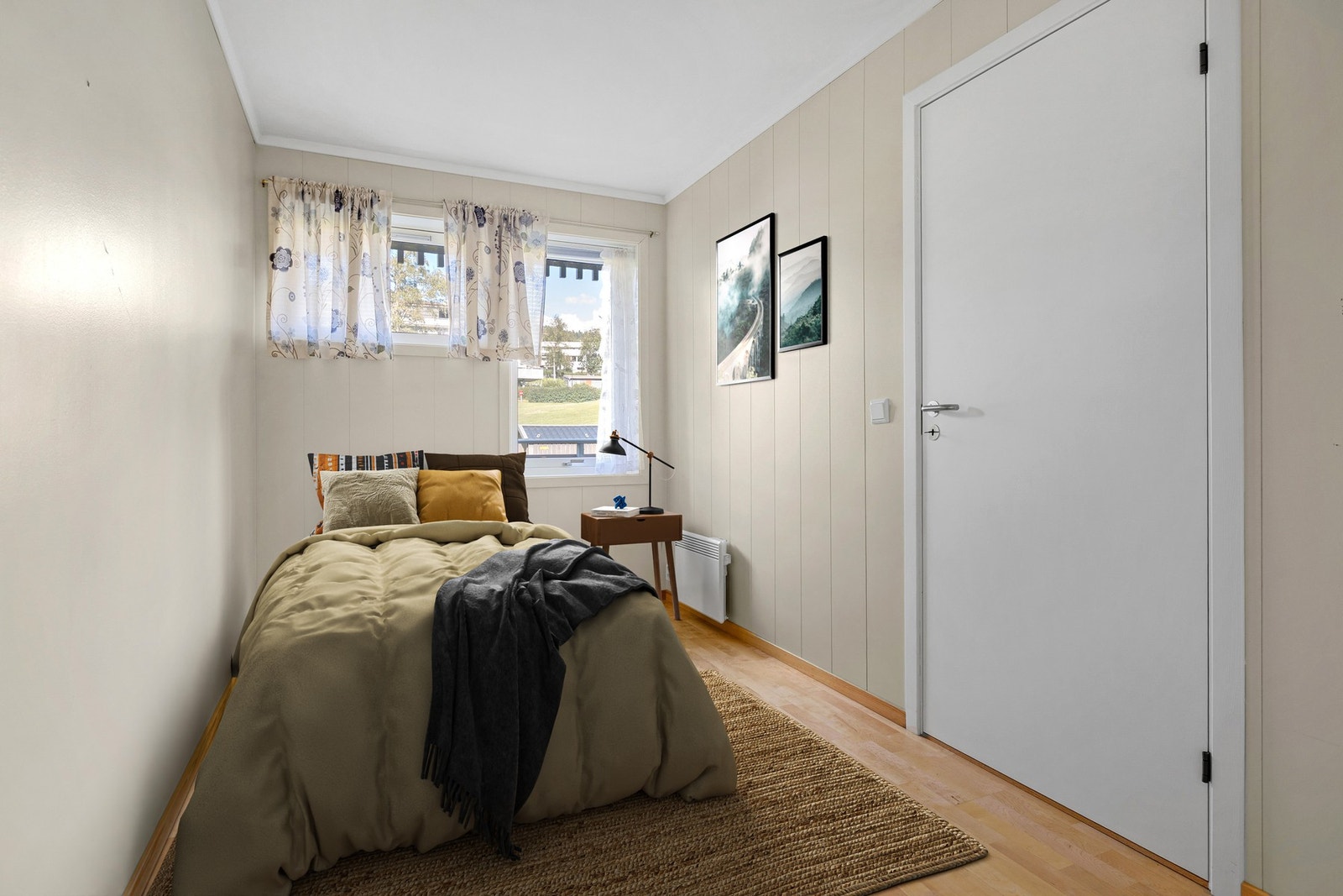 Godt lysinnslipp fra to vinduer - et trivelig rom med fleksible bruksmuligheter. Galleribilde